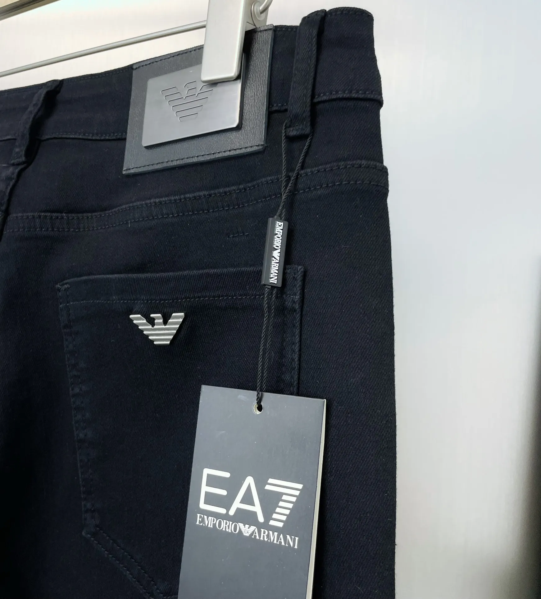 P220 🔥High-end quality Item number: D13 AMANI Armani classic OEM black jeans with logo. Customized hardware logo. High-end leather brand has a soul-like existence. Retro and fashionable. Modern. High-grade imported denim raw color fabric for customers. Pure 14oz denim fabric from Okayama, Japan. Heavy environmentally friendly plant enzyme washing process. This fabric has been perfectly transformed and sublimated. The texture has a light retro color, which enriches the overall vision. Classic SLIM tailoring style. Suitable for all kinds of daily wear. Versatile. Can be worn in all seasons. Color: Premium Black Size: M-XXL Size M L 125-140 Foot opening 30 32 34 35 140-155 Manual measurement, slight deviation⚠️