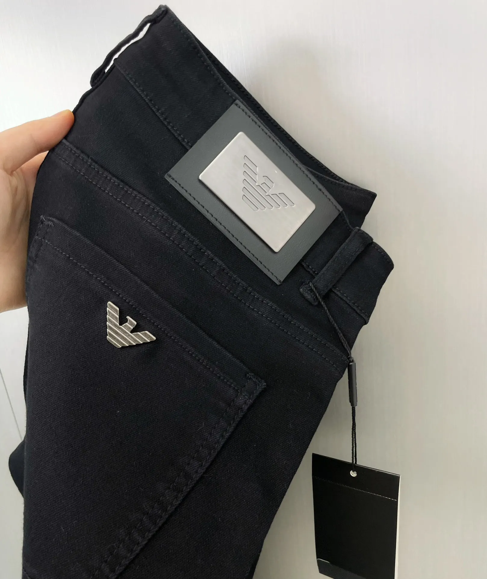P220 🔥High-end quality Item number: D13 AMANI Armani classic OEM black jeans with logo. Customized hardware logo. High-end leather brand has a soul-like existence. Retro and fashionable. Modern. High-grade imported denim raw color fabric for customers. Pure 14oz denim fabric from Okayama, Japan. Heavy environmentally friendly plant enzyme washing process. This fabric has been perfectly transformed and sublimated. The texture has a light retro color, which enriches the overall vision. Classic SLIM tailoring style. Suitable for all kinds of daily wear. Versatile. Can be worn in all seasons. Color: Premium Black Size: M-XXL Size M L 125-140 Foot opening 30 32 34 35 140-155 Manual measurement, slight deviation⚠️