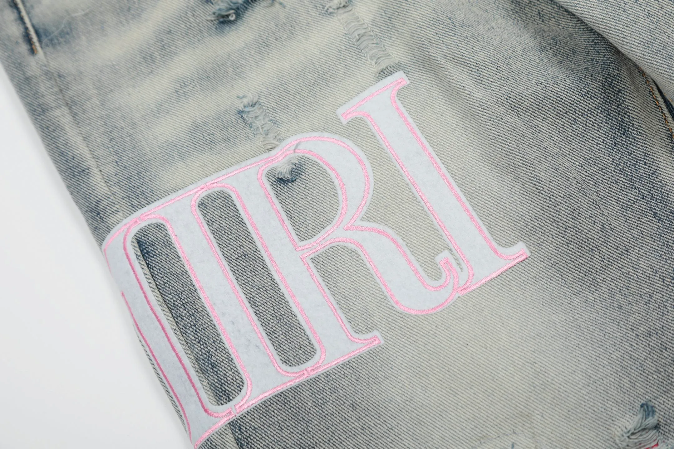 #M37 P168💰 Amiri classic embroidered patched leather ripped letter jeans, slim fit jeans, produced by a major washed factory, full of high-end feel, partially destroyed knee design with patchwork leather design, has been used as a facade design, leather waist nameplate, the focus of this style is not on the washing, but on the destroyed shape and version. The secret lies in the craftsmanship of the master. The cost of post-processing, grinding, cutting, etc. is far beyond the cost of assembly line products. Color: Picture color Size: 30-32-34-36