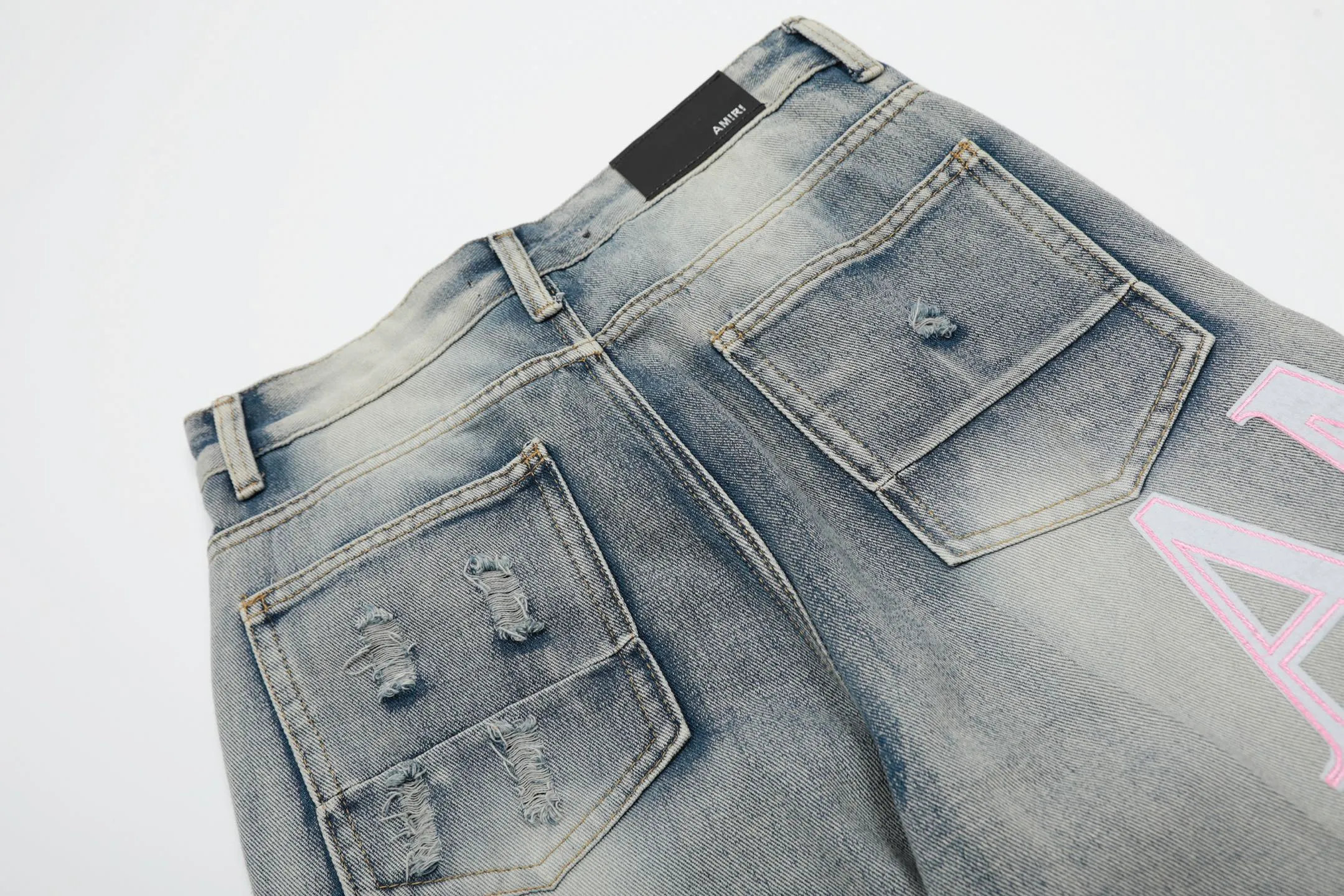 #M37 P168💰 Amiri classic embroidered patched leather ripped letter jeans, slim fit jeans, produced by a major washed factory, full of high-end feel, partially destroyed knee design with patchwork leather design, has been used as a facade design, leather waist nameplate, the focus of this style is not on the washing, but on the destroyed shape and version. The secret lies in the craftsmanship of the master. The cost of post-processing, grinding, cutting, etc. is far beyond the cost of assembly line products. Color: Picture color Size: 30-32-34-36