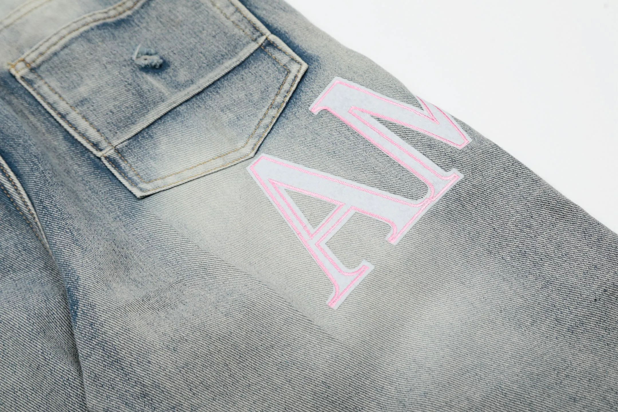 #M37 P168💰 Amiri classic embroidered patched leather ripped letter jeans, slim fit jeans, produced by a major washed factory, full of high-end feel, partially destroyed knee design with patchwork leather design, has been used as a facade design, leather waist nameplate, the focus of this style is not on the washing, but on the destroyed shape and version. The secret lies in the craftsmanship of the master. The cost of post-processing, grinding, cutting, etc. is far beyond the cost of assembly line products. Color: Picture color Size: 30-32-34-36