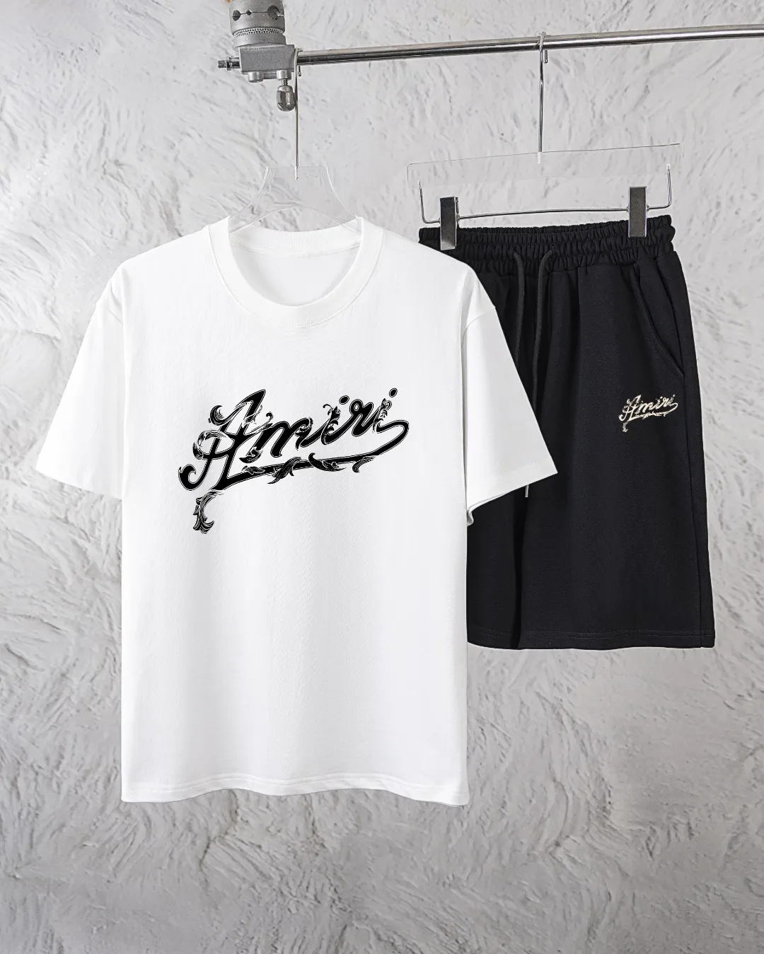 P280 AMIRI exclusively provides new trendy men’s fashionable round neck short-sleeved shorts suits, trendy and fashionable casual short-sleeved suits! It has high breathability and comfort, impeccable details, and brand element design concept, reflecting high quality. It presents a casual cut and the upper body shape is great! Material: 260g double yarn pure cotton short sleeves + 360g pure cotton terry shorts Size: S-XXL 🔥 (please state your height and weight when placing an order)