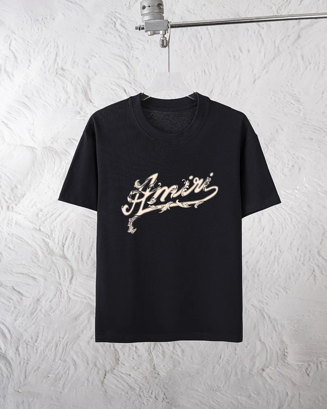 P280 AMIRI exclusively provides new trendy men’s fashionable round neck short-sleeved shorts suits, trendy and fashionable casual short-sleeved suits! It has high breathability and comfort, impeccable details, and brand element design concept, reflecting high quality. It presents a casual cut and the upper body shape is great! Material: 260g double yarn pure cotton short sleeves + 360g pure cotton terry shorts Size: S-XXL 🔥 (please state your height and weight when placing an order)