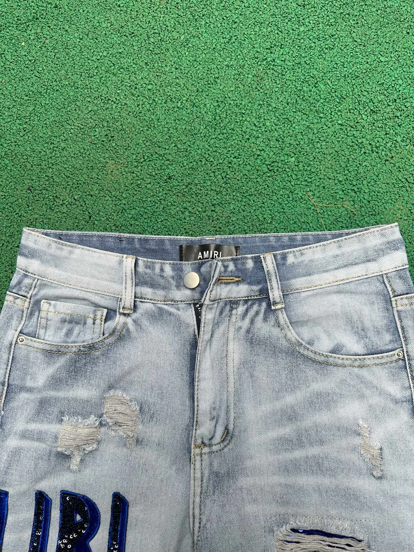 #M94 P168💰 AMIRI patch embroidery jeans trousers AMIRI high street basic ripped tight elastic jeans trousers amiri brand jeans break the production process and cutting of the original jeans, the fabrics are softer and more comfortable Hand-sewn collar label Customized logo buttons Genuine leather tag Color: Picture color Size: 30-32-34-36
