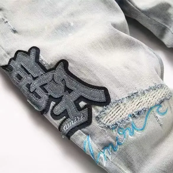 #M56 P168💰 AMIRI patch embroidery jeans trousers AMIRI high street basic ripped tight elastic jeans trousers amiri brand jeans break the production process and cutting of the original jeans, the fabrics are softer and more comfortable Hand-sewn collar label Customized logo buttons Genuine leather tag Color: Picture color Size: 30-32-34-36
