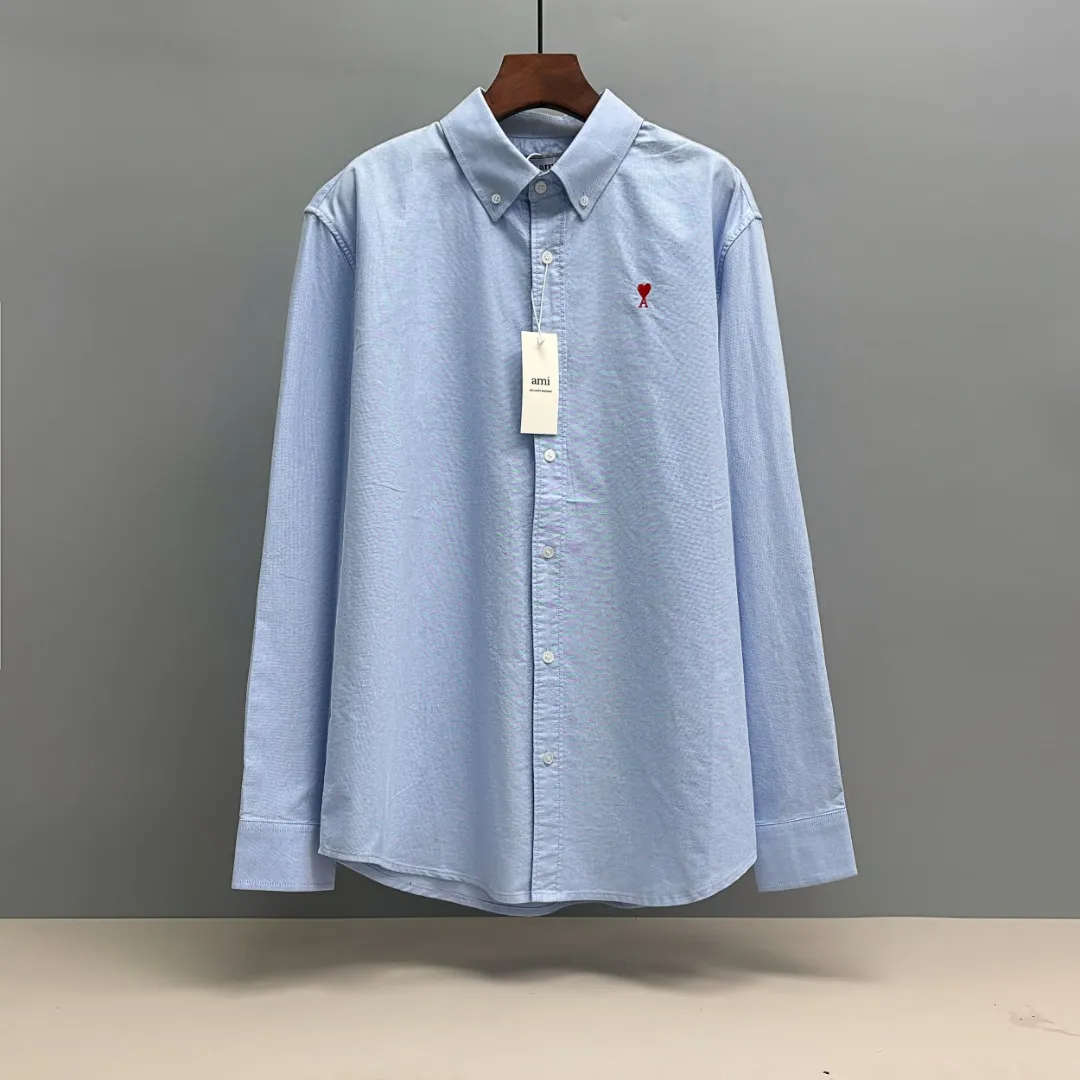 🅿️240 Ami Paris cotton oxford embroidered shirt is made of 100% cotton oxford fabric. The unique texture of oxford is more textured than ordinary cotton shirts. The 100% cotton material makes it have good breathability. The fabric has high strength and good wear resistance. It is comfortable to wear and not easy to sweat. Loose fit. The upper body is three-dimensional and the lines are smooth and natural. From the shoulder line to the waistline to the hem, the line transition is smooth. There are no unnecessary folds or accumulation. The overall shape is neat and stretchy. The chest is embellished with the iconic love embroidery, which is simple but highly recognizable. The color transition of the embroidery thread is natural. The stitches are even and consistent in spacing and size. The stitches can also be connected naturally. The lines are smooth and not stiff. Size: S M L XL