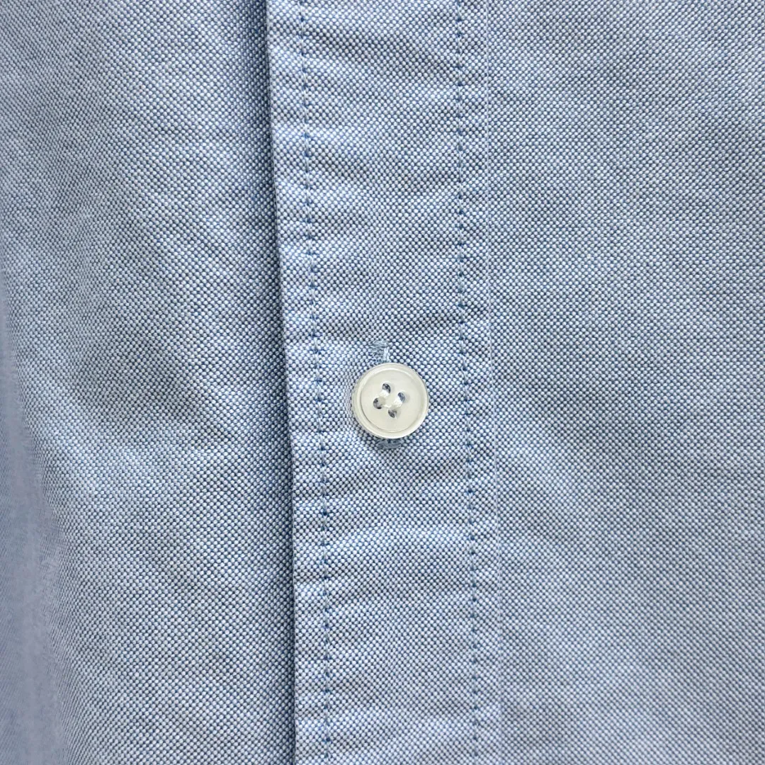 🅿️240 Ami Paris cotton oxford embroidered shirt is made of 100% cotton oxford fabric. The unique texture of oxford is more textured than ordinary cotton shirts. The 100% cotton material makes it have good breathability. The fabric has high strength and good wear resistance. It is comfortable to wear and not easy to sweat. Loose fit. The upper body is three-dimensional and the lines are smooth and natural. From the shoulder line to the waistline to the hem, the line transition is smooth. There are no unnecessary folds or accumulation. The overall shape is neat and stretchy. The chest is embellished with the iconic love embroidery, which is simple but highly recognizable. The color transition of the embroidery thread is natural. The stitches are even and consistent in spacing and size. The stitches can also be connected naturally. The lines are smooth and not stiff. Size: S M L XL