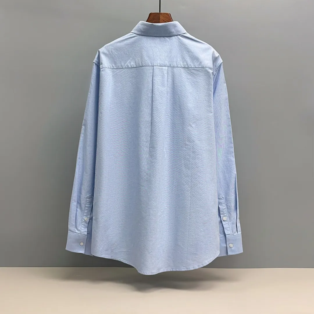 🅿️240 Ami Paris cotton oxford embroidered shirt is made of 100% cotton oxford fabric. The unique texture of oxford is more textured than ordinary cotton shirts. The 100% cotton material makes it have good breathability. The fabric has high strength and good wear resistance. It is comfortable to wear and not easy to sweat. Loose fit. The upper body is three-dimensional and the lines are smooth and natural. From the shoulder line to the waistline to the hem, the line transition is smooth. There are no unnecessary folds or accumulation. The overall shape is neat and stretchy. The chest is embellished with the iconic love embroidery, which is simple but highly recognizable. The color transition of the embroidery thread is natural. The stitches are even and consistent in spacing and size. The stitches can also be connected naturally. The lines are smooth and not stiff. Size: S M L XL