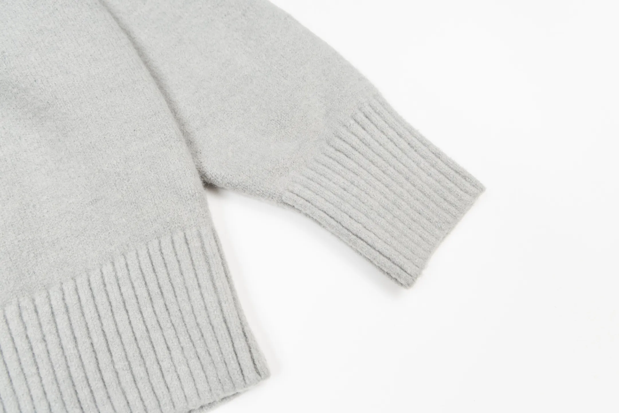 🅿️500 [Exclusive supply] Ami love jacquard crew neck sweater (grey) The original version was purchased for 2,617 and developed. The fabric is made of alpaca wool to maintain a stable shape. The stitching is even and firm, and the details are meticulously handled, reflecting the brand's strict control over quality. The overall design is simple and elegant, suitable for various occasions. Whether it is business or leisure, it can show an elegant and decent style. The overall wiring is straight and delicate, the fabric is comfortable and soft, and the color is consistent without color difference. It can be matched with the same style to create a fashionable look, and can be used in various occasions. Customized accessories, complete with three standards, the same style for men and women. Size:S-M-L-XL
