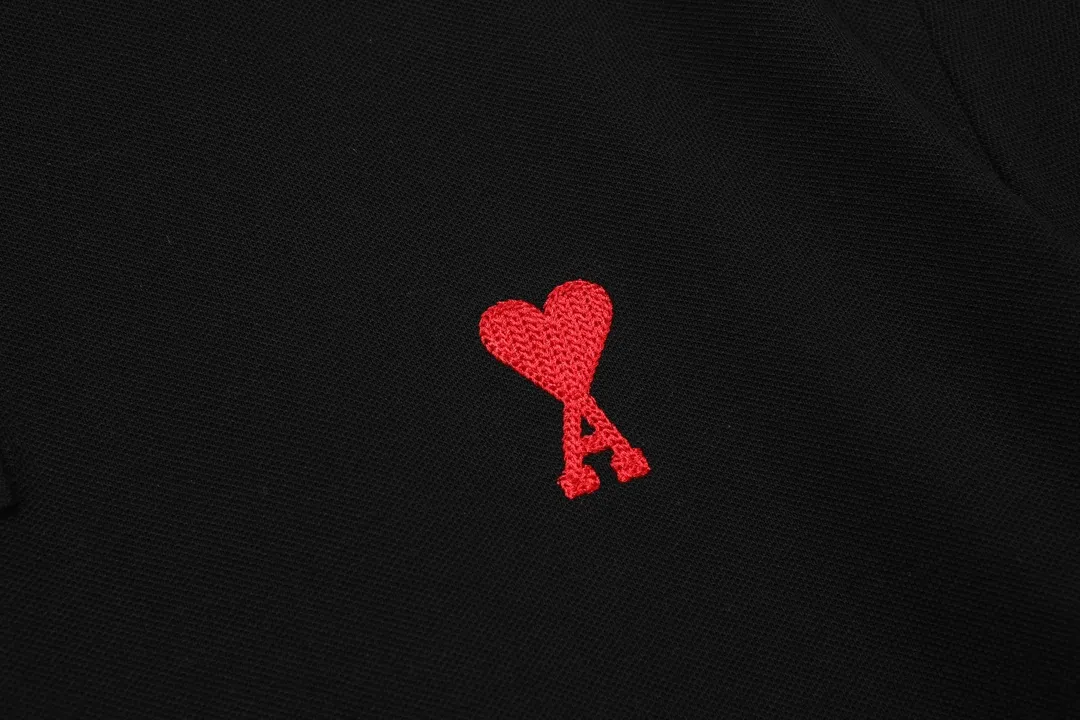 🅿️190 ami 2025 new love embroidered logo couple style casual polo shirt ·Customized pique cotton fabric ·Imported Tajima machine embroidery technology ·Collar label, hangtag, main mark and three labels complete Color: Black Size: M-XXXL