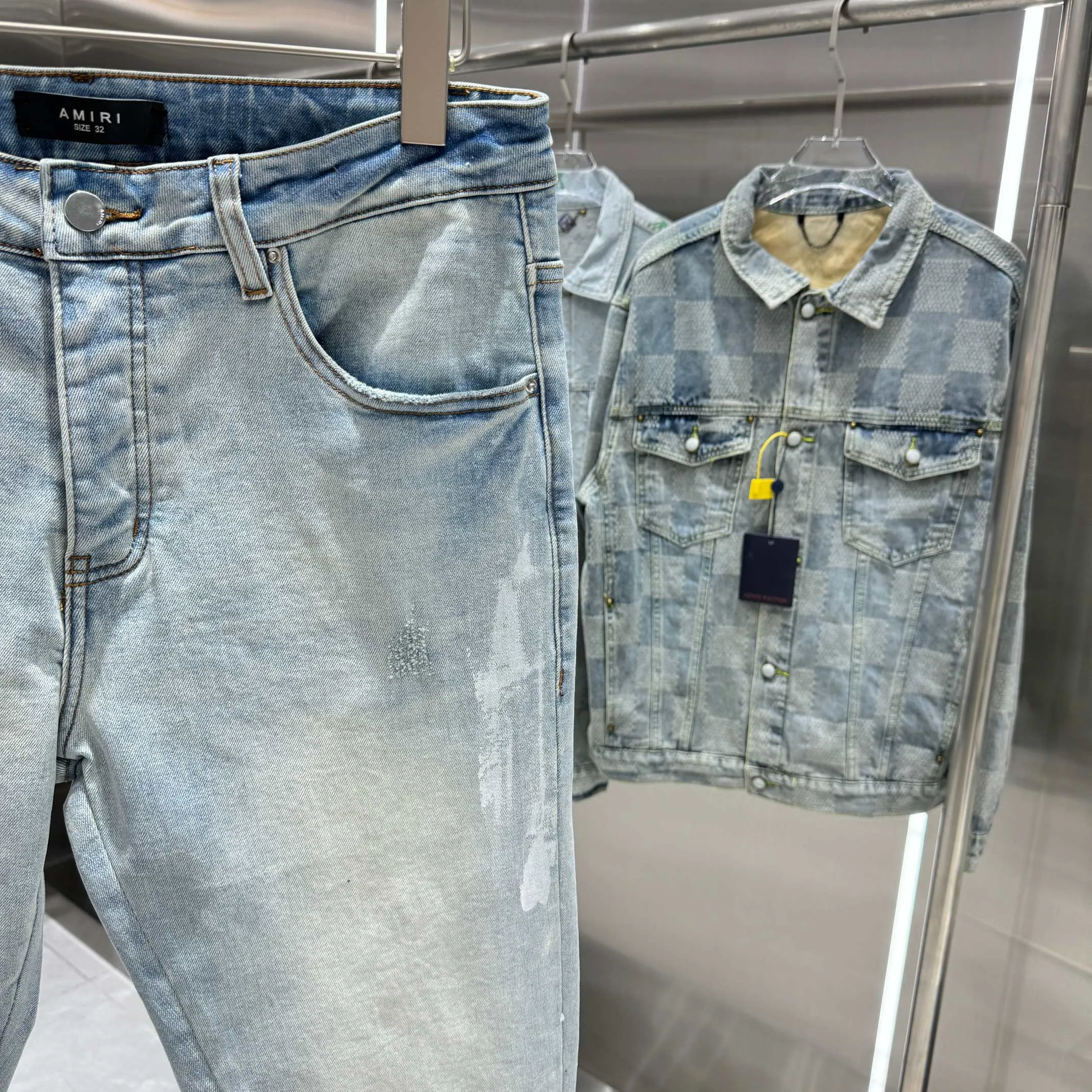 P290 Amiri graffiti letter embroidery street fashion slim fit stretch jeans Color light blue Size 30 32 34 36 38