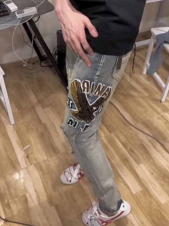 #M74 P168💰 AMIRI patch embroidery jeans trousers AMIRI high street basic ripped tight elastic jeans trousers amiri brand jeans break the production process and cutting of the original jeans, the fabrics are softer and more comfortable Hand-sewn collar label Customized logo buttons Genuine leather tag Color: Picture color Size: 30-32-34-36