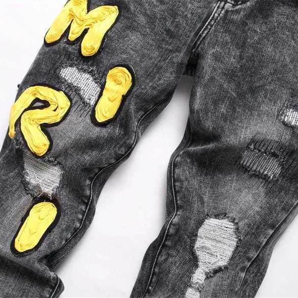 P166 Top replica AMIRI splash-ink medal patch embroidered jeans trousers AMIRI high street basic ripped tight stretch jeans trousers Amiriamiri is transliterated as Emil, which is the name of the founder. Mike Amiri, the founder of amiri, grew up in Los Angeles, USA. He was influenced by the local street culture Rock since childhood, so he founded the amiri brand named after himself. A variety of fashion brand clothing meets the needs of different fashion players. Amiri clothing has novel and unique styles and is a well-known street brand in the United States. Many of its styles and styles are loved by many street photographers. Various clothing styles meet the needs of different people, show their unique temperament, and show the trend of dressing. amiri's jeans are relatively famous. Not only do they have many styles, but the quality of the jeans is also very good. Many celebrities have also worn amiri brand jeans.  The jeans of the amiri brand break through the production process and cutting of the original jeans. The fabrics are relatively soft and comfortable, and are not as hard as some jeans, which can irritate the skin and cause the skin to bleed when worn. Los Angeles trendy brand Amiri's jeans are made with great detail from tailoring to texture, adding wrinkles, bullet holes, damage and other details to add to the trendiness of the jeans. You can choose the style that suits you according to your own needs. Only when you wear a suitable style can you have a certain sense of fashion.  In recent years, high street has become a word that appears more and more frequently in men's clothing. High street style has also become an important direction for everyone's matching. High street related items are basically inseparable from oversize or off-shoulder tops. The lower body is matched with trackpants or tight-fitting denim. In my opinion, the most representative one is perhaps annihilation. Color; picture color Size: m l xl xxl