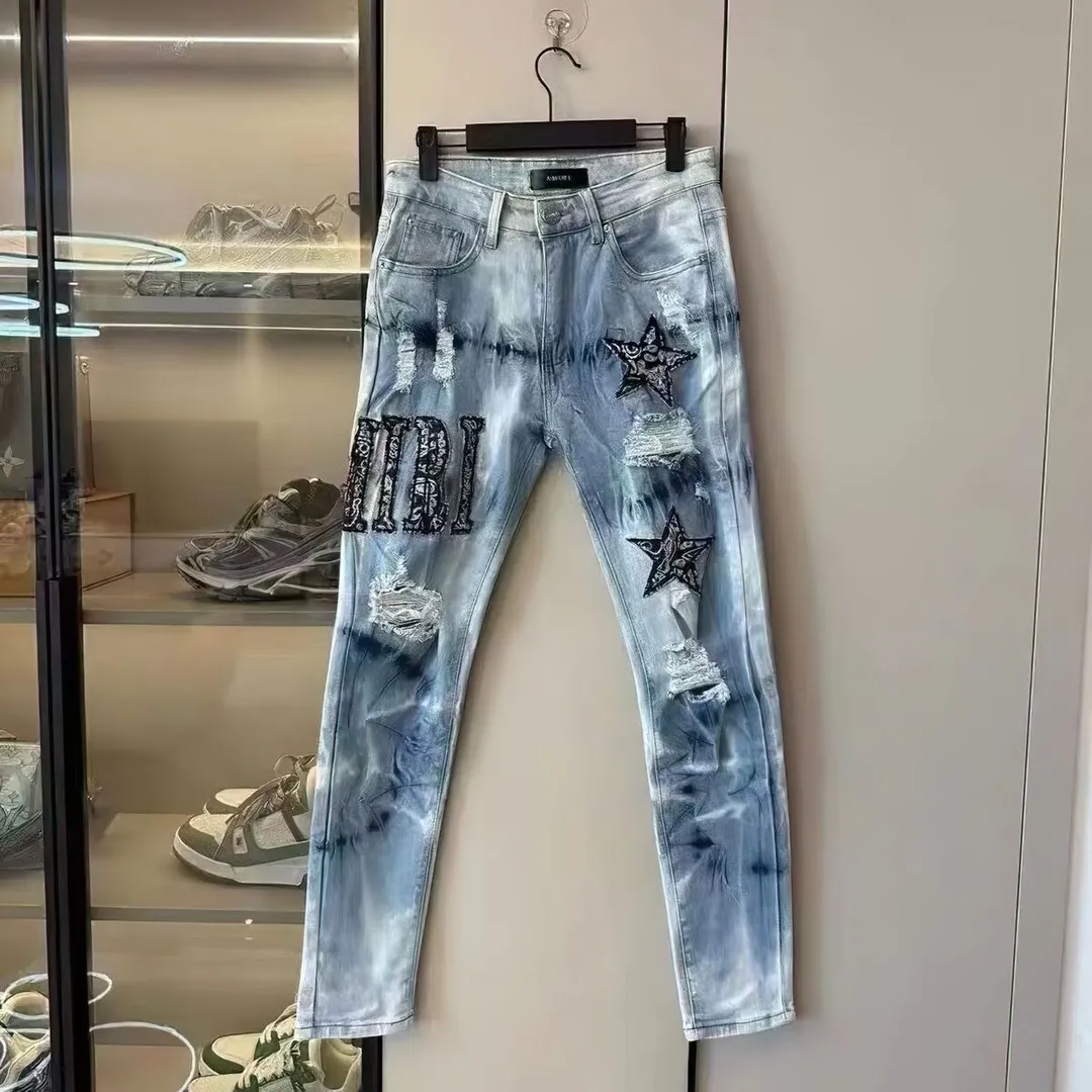 P180 Top replica AMIRI patch embroidered jeans trousers AMIRI high street basic ripped tight stretch jeans trousers Amiriamiri is transliterated as Emil, which is the name of the founder. Mike Amiri, the founder of amiri, grew up in Los Angeles, USA. He was influenced by the local street culture Rock since childhood, so he founded the amiri brand named after himself. A variety of trendy clothing meets the needs of different fashion players. Amiri clothing has novel and unique styles and is a well-known street brand in the United States. Many of its styles and styles are loved by many street photographers. Various clothing styles meet the needs of different people, show their unique temperament, and show the trend of dressing. amiri's jeans are relatively famous. Not only do they have many styles, but the quality of the jeans is also very good. Many celebrities have also worn amiri brand jeans.  The jeans of the amiri brand break through the production process and cutting of the original jeans. The fabrics are relatively soft and comfortable, and are not as hard as some jeans, which can irritate the skin and cause the skin to bleed when worn. Los Angeles trendy brand Amiri's jeans are made with great detail from tailoring to texture, adding wrinkles, bullet holes, damage and other details to add to the trendiness of the jeans. You can choose the style that suits you according to your own needs. Only when you wear a suitable style can you have a certain sense of fashion.  In recent years, high street has become a word that appears more and more frequently in men's clothing. High street style has also become an important direction for everyone's matching. High street related items are basically inseparable from oversize or off-shoulder tops. The lower body is matched with trackpants or tight-fitting denim. In my opinion, the most representative one is perhaps annihilation. Color; picture color Size: m l xl xxl