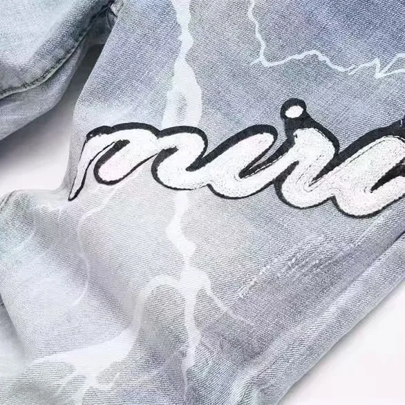 P166 Top replica AMIRI splash-ink medal patch embroidered jeans trousers AMIRI high street basic ripped tight stretch jeans trousers Amiriamiri is transliterated as Emil, which is the name of the founder. Mike Amiri, the founder of amiri, grew up in Los Angeles, USA. He was influenced by the local street culture Rock since childhood, so he founded the amiri brand named after himself. A variety of fashion brand clothing meets the needs of different fashion players. Amiri clothing has novel and unique styles and is a well-known street brand in the United States. Many of its styles and styles are loved by many street photographers. Various clothing styles meet the needs of different people, show their unique temperament, and show the trend of dressing. amiri's jeans are relatively famous. Not only do they have many styles, but the quality of the jeans is also very good. Many celebrities have also worn amiri brand jeans.  The jeans of the amiri brand break through the production process and cutting of the original jeans. The fabrics are relatively soft and comfortable, and are not as hard as some jeans, which can irritate the skin and cause the skin to bleed when worn. Los Angeles trendy brand Amiri's jeans are made with great detail from tailoring to texture, adding wrinkles, bullet holes, damage and other details to add to the trendiness of the jeans. You can choose the style that suits you according to your own needs. Only when you wear a suitable style can you have a certain sense of fashion.  In recent years, high street has become a word that appears more and more frequently in men's clothing. High street style has also become an important direction for everyone's matching. High street related items are basically inseparable from oversize or off-shoulder tops. The lower body is matched with trackpants or tight-fitting denim. In my opinion, the most representative one is perhaps annihilation. Color; picture color Size: m l xl xxl