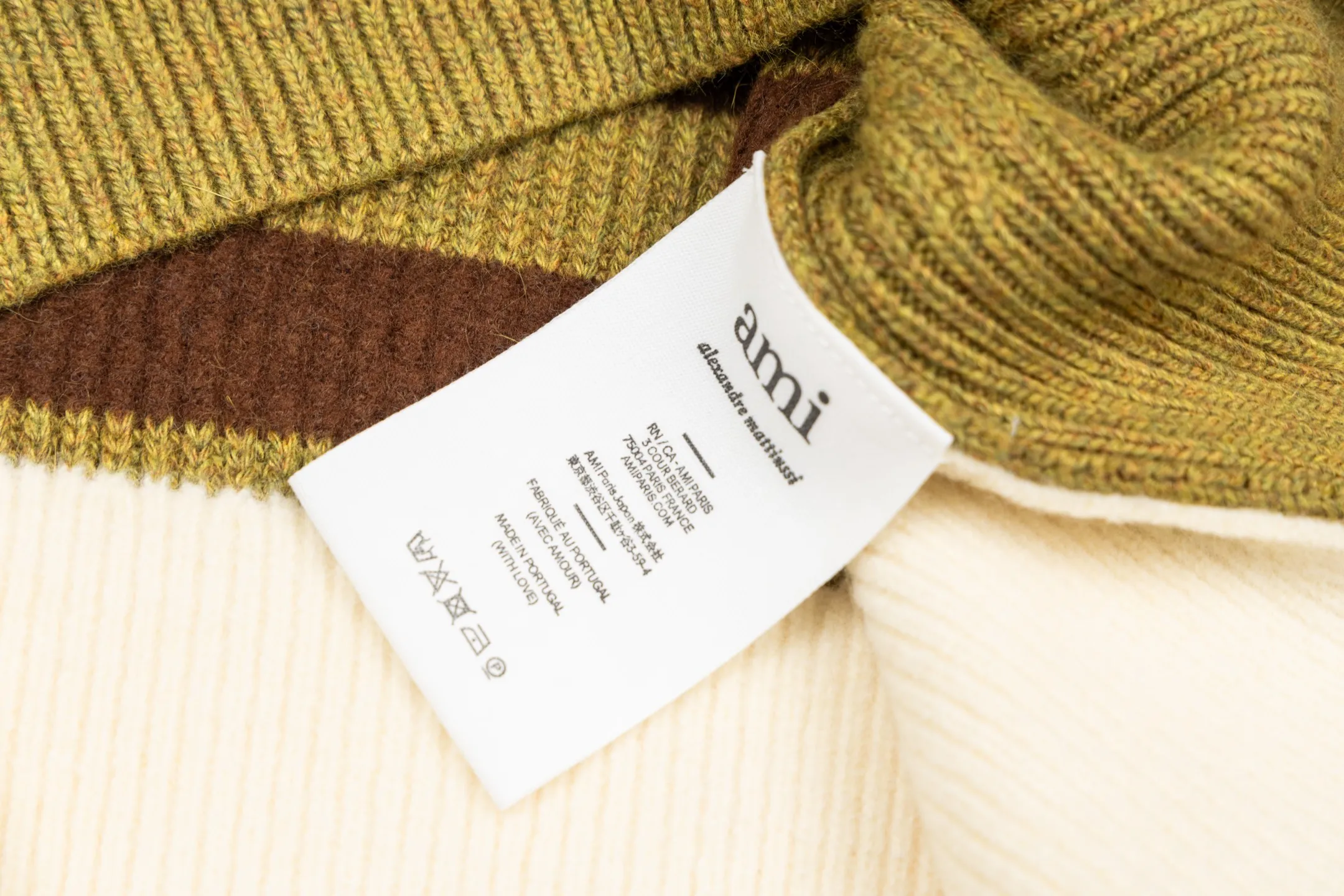 🅿️560 [Exclusive supply] Ami love towel embroidered contrasting color V-neck sweater (green) The original version was purchased for 4,592 and developed. The fabric is made of alpaca wool to maintain a stable pattern. The stitching is even and firm, and the details are meticulously handled, reflecting the brand's strict control over quality. The overall design is simple and elegant, suitable for various occasions. Whether it is business or leisure, it can show an elegant and decent style. The overall wiring is straight and delicate, the fabric is comfortable and soft, and the color is consistent without color difference. It can be matched with the same style to create a fashionable look, and can be used in various occasions. Customized accessories, complete with three standards, the same style for men and women. Size:S-M-L-XL