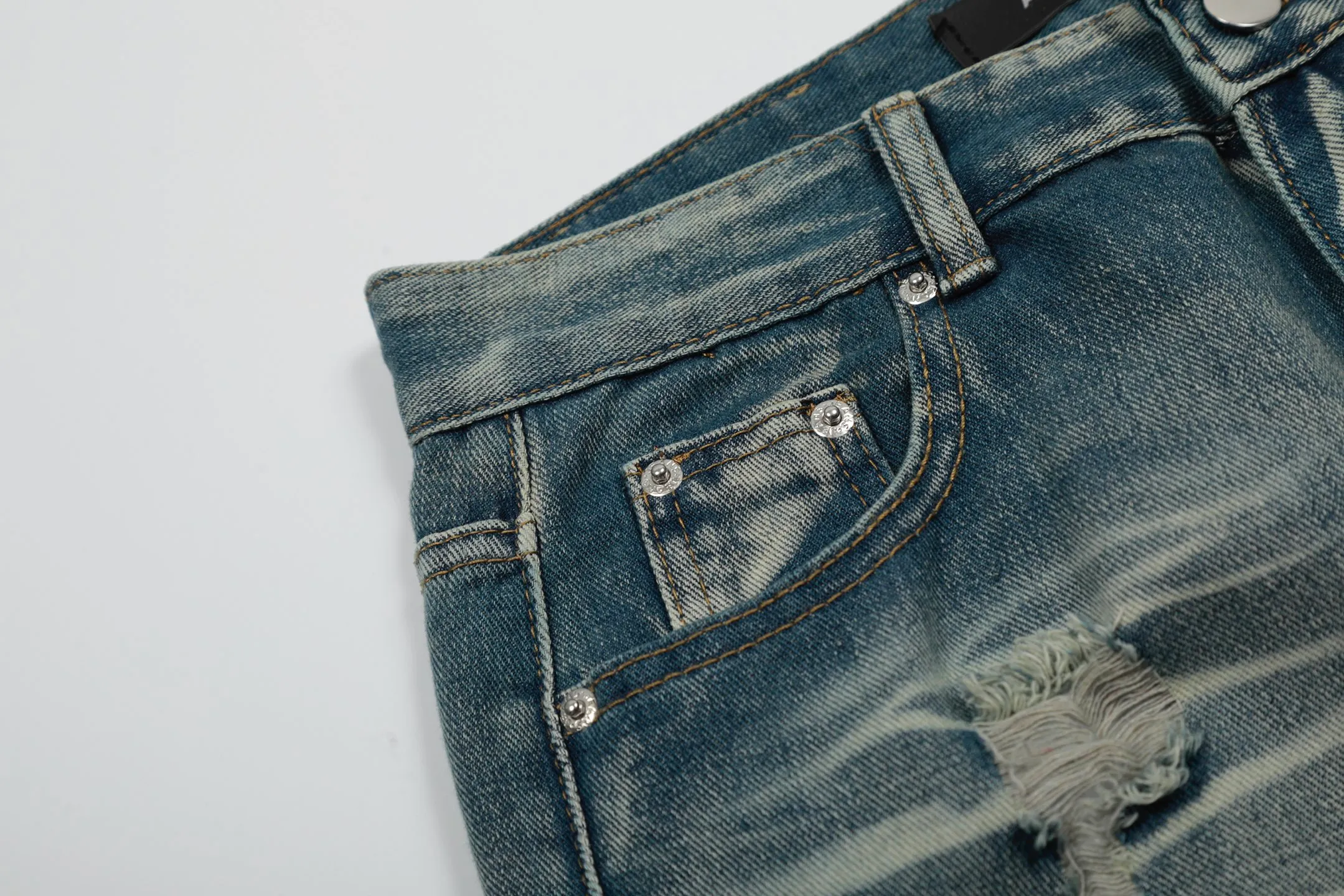 ￼ #M46 P168💰 Amiri’s classic embroidered leather ripped letter jeans. Slim fit jeans. Produced by a major washed factory. Full of high-end. Partial damage to the knees and patchwork design. Already used as a facade design. Leather waist nameplate. The focus of this style is not on the washing, but on the shape and version of the damage. The secret lies in the craftsmanship of the master. The cost of post-processing, grinding, cutting, etc. is far beyond the cost of assembly line products. Color: Picture color Size: 30-32-34-36