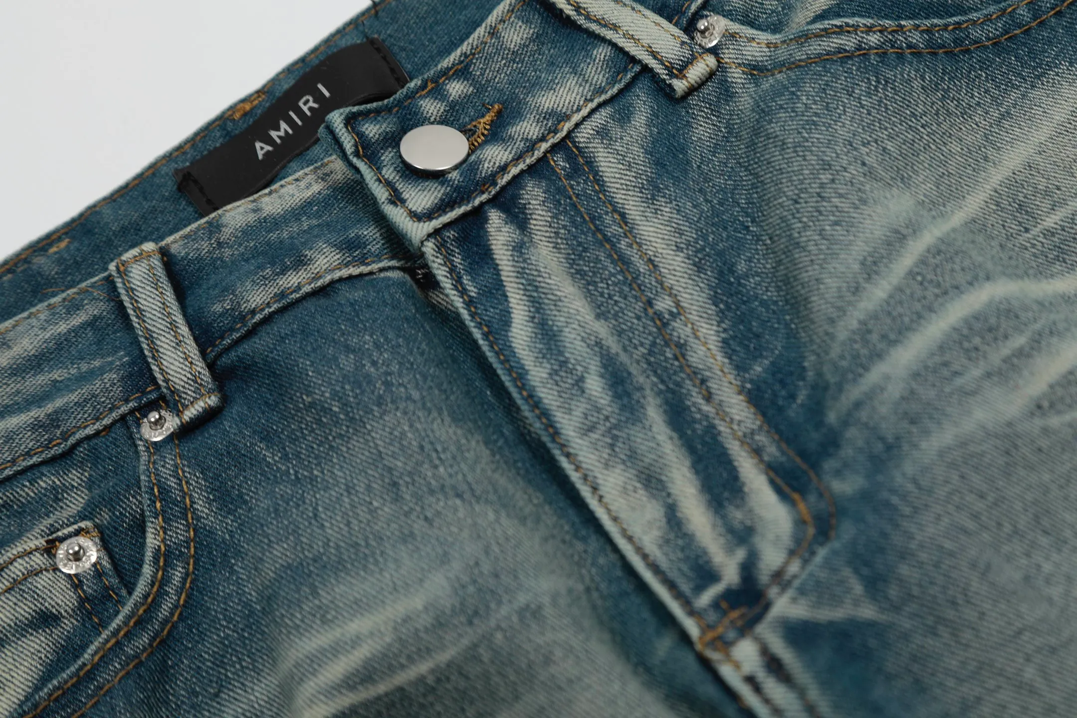 ￼ #M46 P168💰 Amiri’s classic embroidered leather ripped letter jeans. Slim fit jeans. Produced by a major washed factory. Full of high-end. Partial damage to the knees and patchwork design. Already used as a facade design. Leather waist nameplate. The focus of this style is not on the washing, but on the shape and version of the damage. The secret lies in the craftsmanship of the master. The cost of post-processing, grinding, cutting, etc. is far beyond the cost of assembly line products. Color: Picture color Size: 30-32-34-36