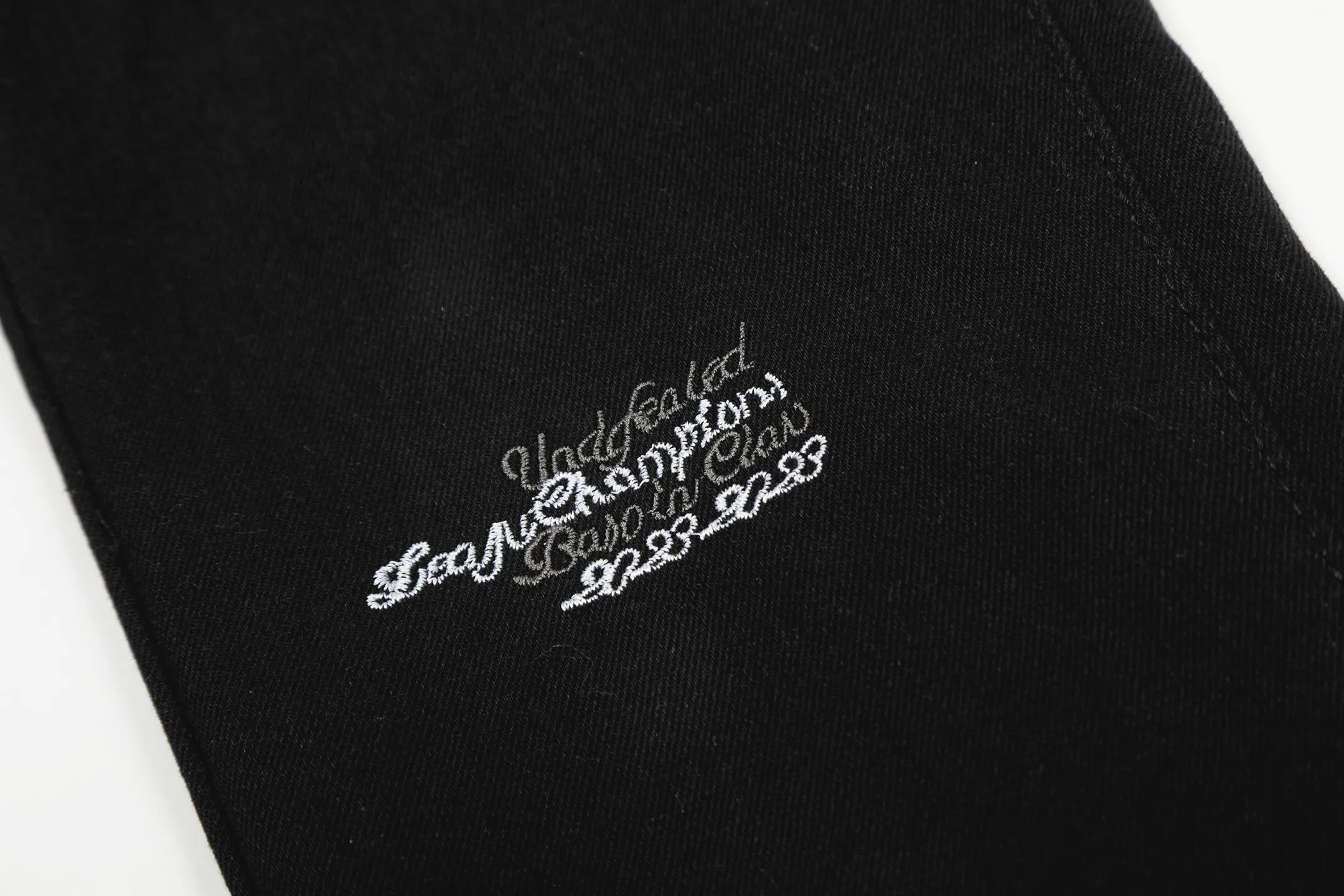 #M20 P168💰 Amiri’s classic embroidered patched leather ripped letter jeans. Slim fit jeans. Produced by a well-washed factory. Full of high-end. Knee-part destroyed design with patchwork design. Already used as facade design. Leather waist nameplate. The focus of this style is not on washing, but on the destroyed shape and version. The secret lies in the craftsmanship of the master. The cost of post-processing, grinding, cutting, etc. is far beyond the cost of assembly line products. Color: Picture color Size: 30-32-34-36
