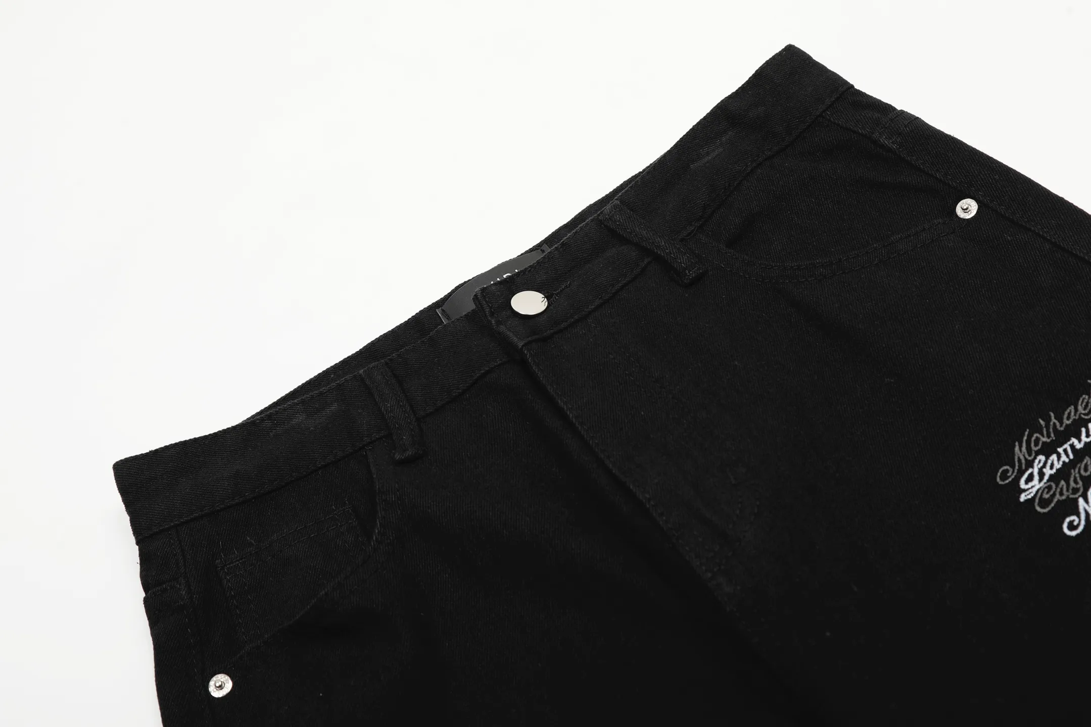 #M20 P168💰 Amiri’s classic embroidered patched leather ripped letter jeans. Slim fit jeans. Produced by a well-washed factory. Full of high-end. Knee-part destroyed design with patchwork design. Already used as facade design. Leather waist nameplate. The focus of this style is not on washing, but on the destroyed shape and version. The secret lies in the craftsmanship of the master. The cost of post-processing, grinding, cutting, etc. is far beyond the cost of assembly line products. Color: Picture color Size: 30-32-34-36