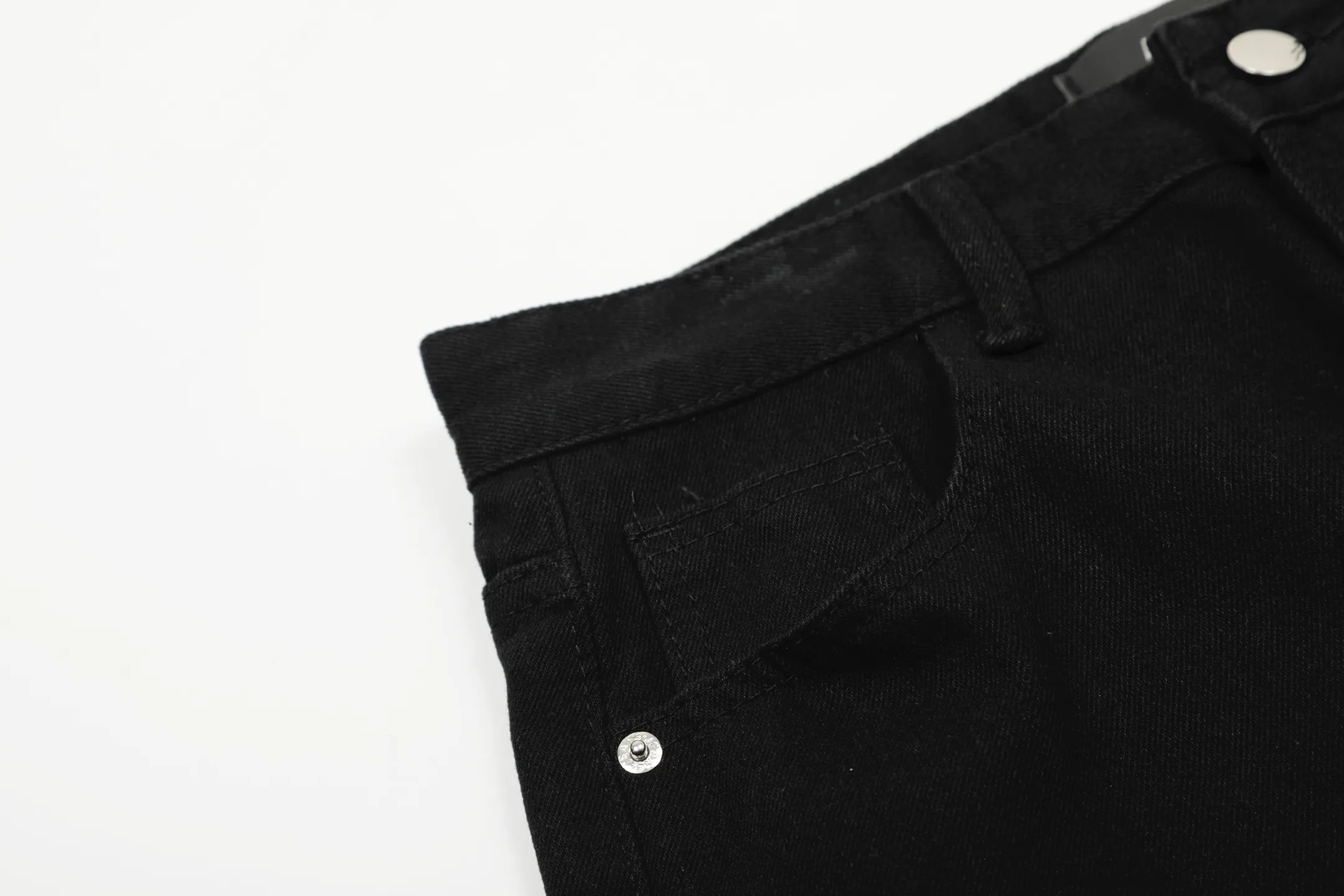 #M20 P168💰 Amiri’s classic embroidered patched leather ripped letter jeans. Slim fit jeans. Produced by a well-washed factory. Full of high-end. Knee-part destroyed design with patchwork design. Already used as facade design. Leather waist nameplate. The focus of this style is not on washing, but on the destroyed shape and version. The secret lies in the craftsmanship of the master. The cost of post-processing, grinding, cutting, etc. is far beyond the cost of assembly line products. Color: Picture color Size: 30-32-34-36