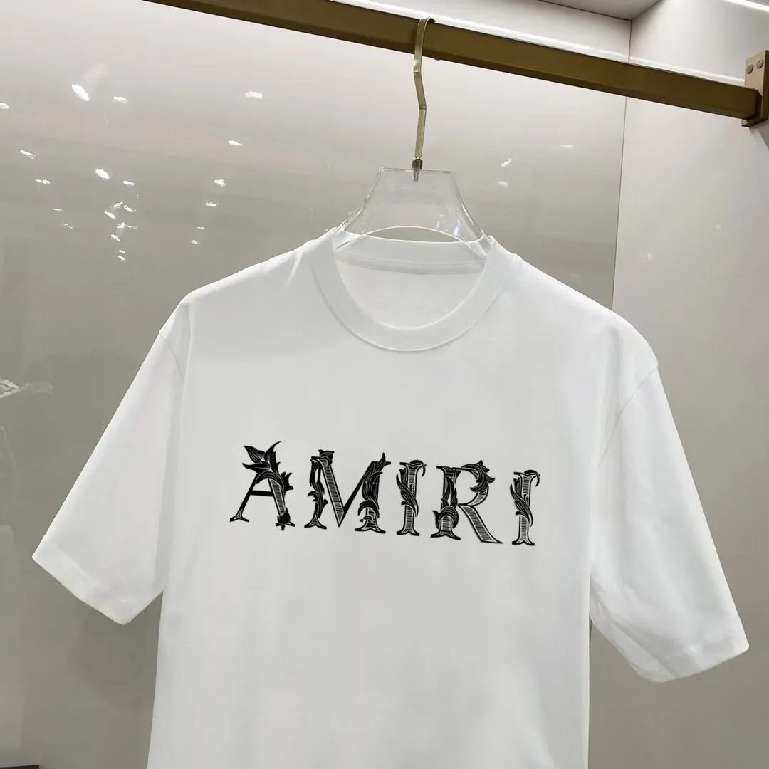 P140 AMIRI# 2025 spring and summer new style debut counter, the latest short-sleeved round neck T-shirt, high-end custom design, avant-garde and fashionable! The brand logo is designed with heavy craftsmanship. High-end customized 250g Xinjiang long-staple cotton fabric. Soft to the touch. Comfortable to wear. Exquisite stitching at the counter level. Fine workmanship. The upper body effect is incomparably handsome! A must-have item for a stylish man! Color: black. White! Size: S M L