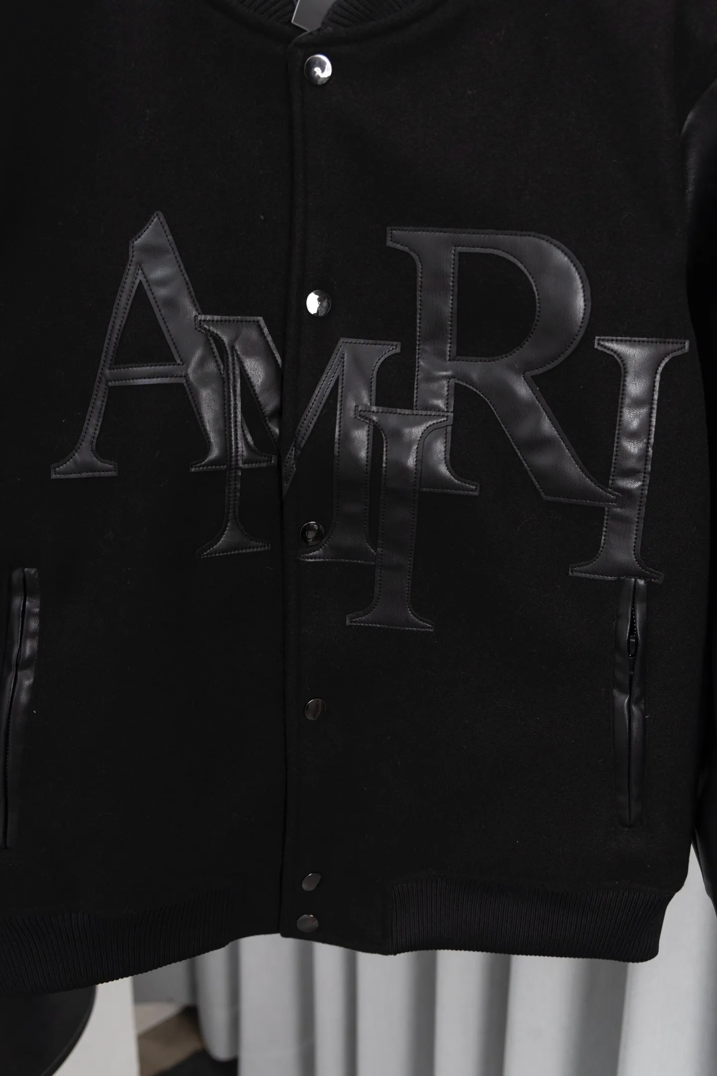 P370 Model No.: S018 Amiri 24SS catwalk baseball uniform. It adopts 10,000-needle embroidery technology, which is fashionable and versatile. It is made of dragon and phoenix nylon fabric, which is soft and comfortable. It is matched with pebbled sleeves and has a high-end atmosphere. Double zipper design on the pockets, one-to-one reproduction. Size: S-XL