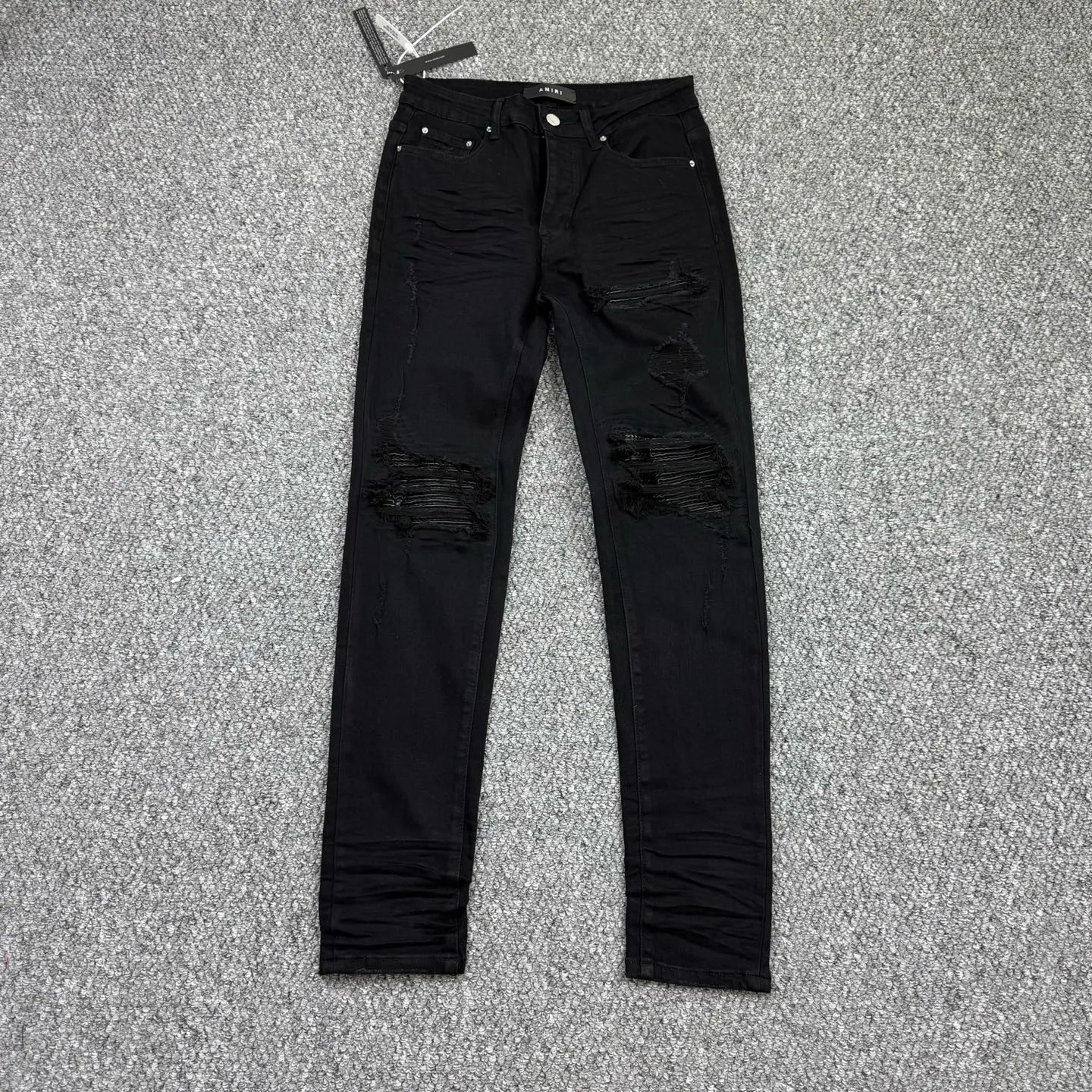 P260 Style number: H60 AMIRI & AMIRI new jeans linhchuan leather logo washed holes pattern denim shorts leg elastic denim trousers same style for men and women Accessories: complete accessories, all in original packaging, two hang tags to distinguish the low-end version outside, the hardware is standard to the authentic original version with logo aluminum alloy buckle, every detail is superior to any version on the market Fabric: Genuine pattern-making and standard genuine custom-made imported fabrics using unique washing and dyeing methods, and individually hand-painted - hand-painted ripped micro-elastic jeans Color: black black leather Size: 30 32 34 36