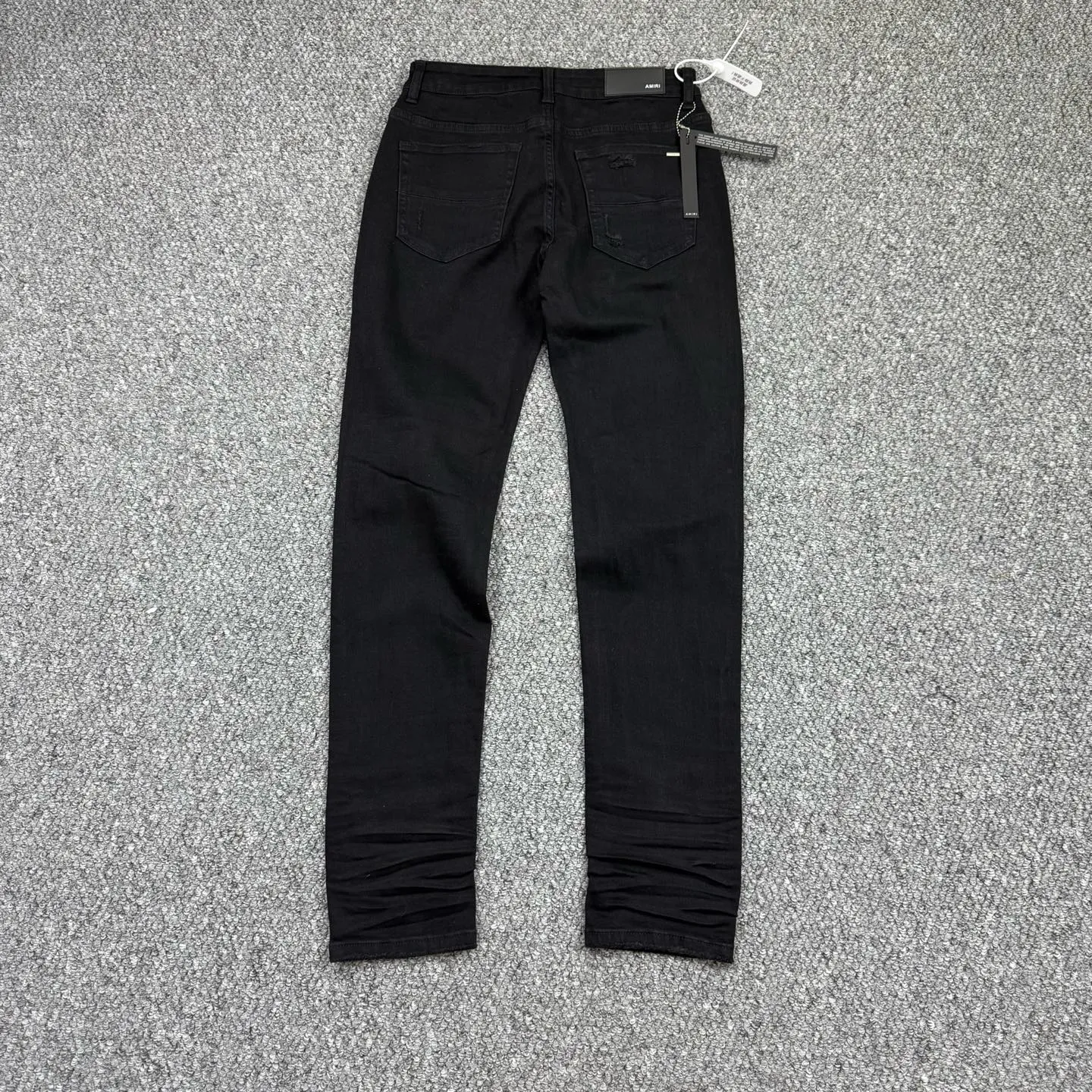 P260 Style number: H60 AMIRI & AMIRI new jeans linhchuan leather logo washed holes pattern denim shorts leg elastic denim trousers same style for men and women Accessories: complete accessories, all in original packaging, two hang tags to distinguish the low-end version outside, the hardware is standard to the authentic original version with logo aluminum alloy buckle, every detail is superior to any version on the market Fabric: Genuine pattern-making and standard genuine custom-made imported fabrics using unique washing and dyeing methods, and individually hand-painted - hand-painted ripped micro-elastic jeans Color: black black leather Size: 30 32 34 36