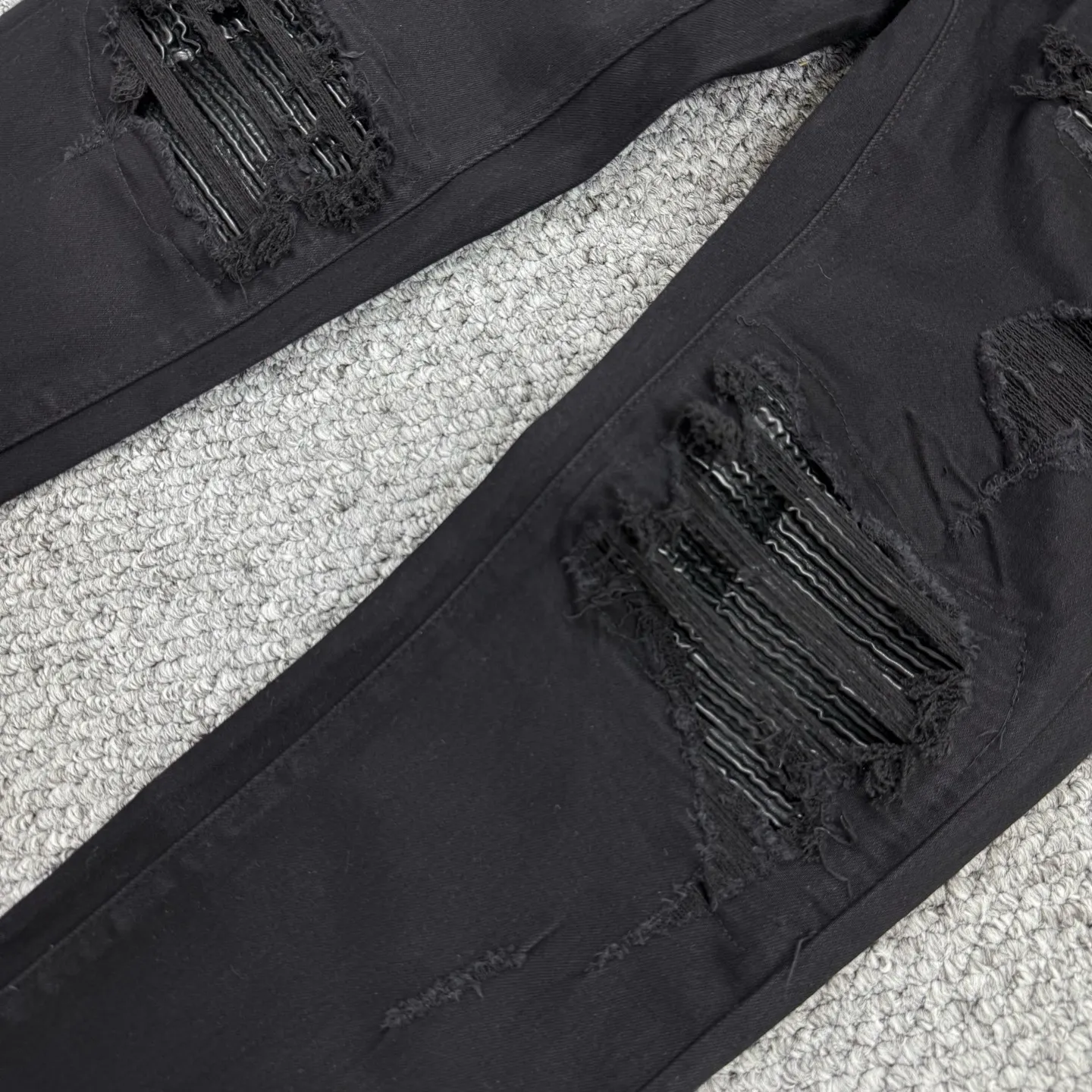 P260 Style number: H60 AMIRI & AMIRI new jeans linhchuan leather logo washed holes pattern denim shorts leg elastic denim trousers same style for men and women Accessories: complete accessories, all in original packaging, two hang tags to distinguish the low-end version outside, the hardware is standard to the authentic original version with logo aluminum alloy buckle, every detail is superior to any version on the market Fabric: Genuine pattern-making and standard genuine custom-made imported fabrics using unique washing and dyeing methods, and individually hand-painted - hand-painted ripped micro-elastic jeans Color: black black leather Size: 30 32 34 36