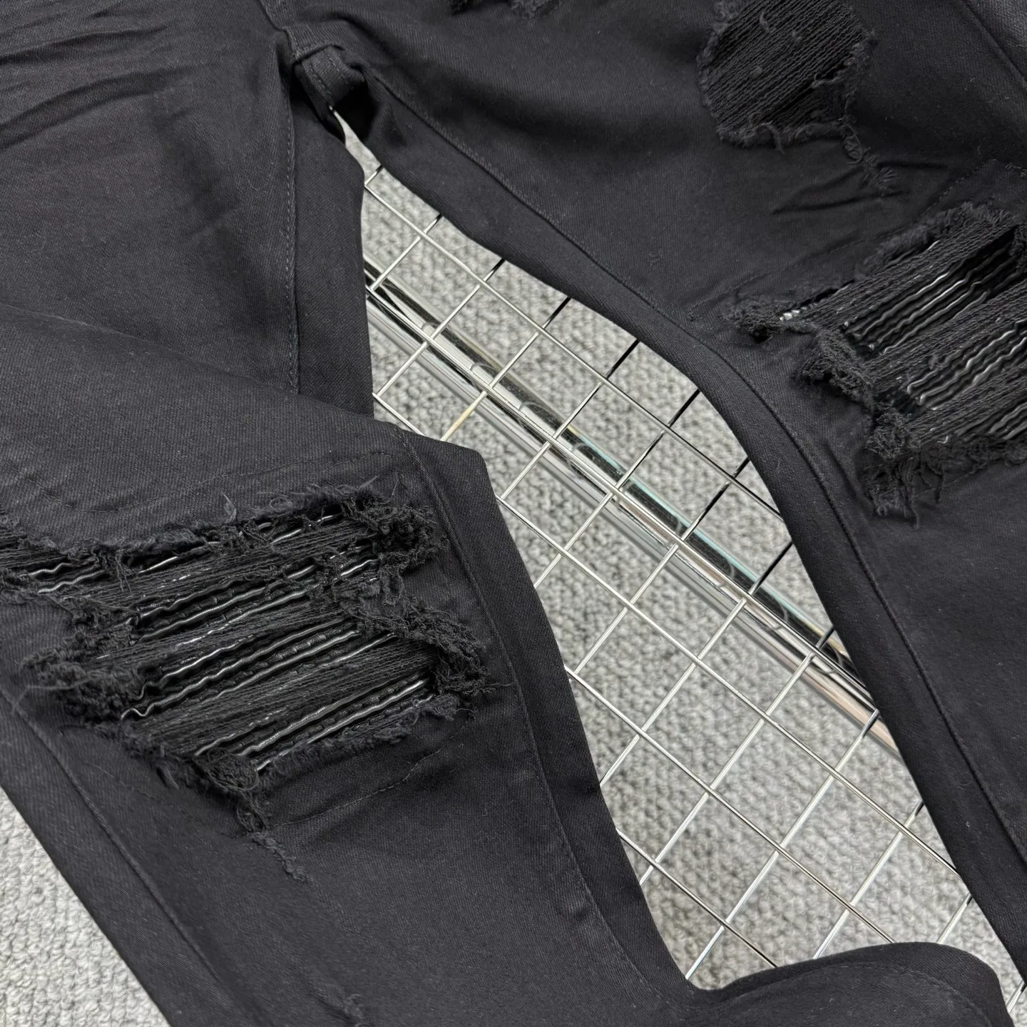 P260 Style number: H60 AMIRI & AMIRI new jeans linhchuan leather logo washed holes pattern denim shorts leg elastic denim trousers same style for men and women Accessories: complete accessories, all in original packaging, two hang tags to distinguish the low-end version outside, the hardware is standard to the authentic original version with logo aluminum alloy buckle, every detail is superior to any version on the market Fabric: Genuine pattern-making and standard genuine custom-made imported fabrics using unique washing and dyeing methods, and individually hand-painted - hand-painted ripped micro-elastic jeans Color: black black leather Size: 30 32 34 36