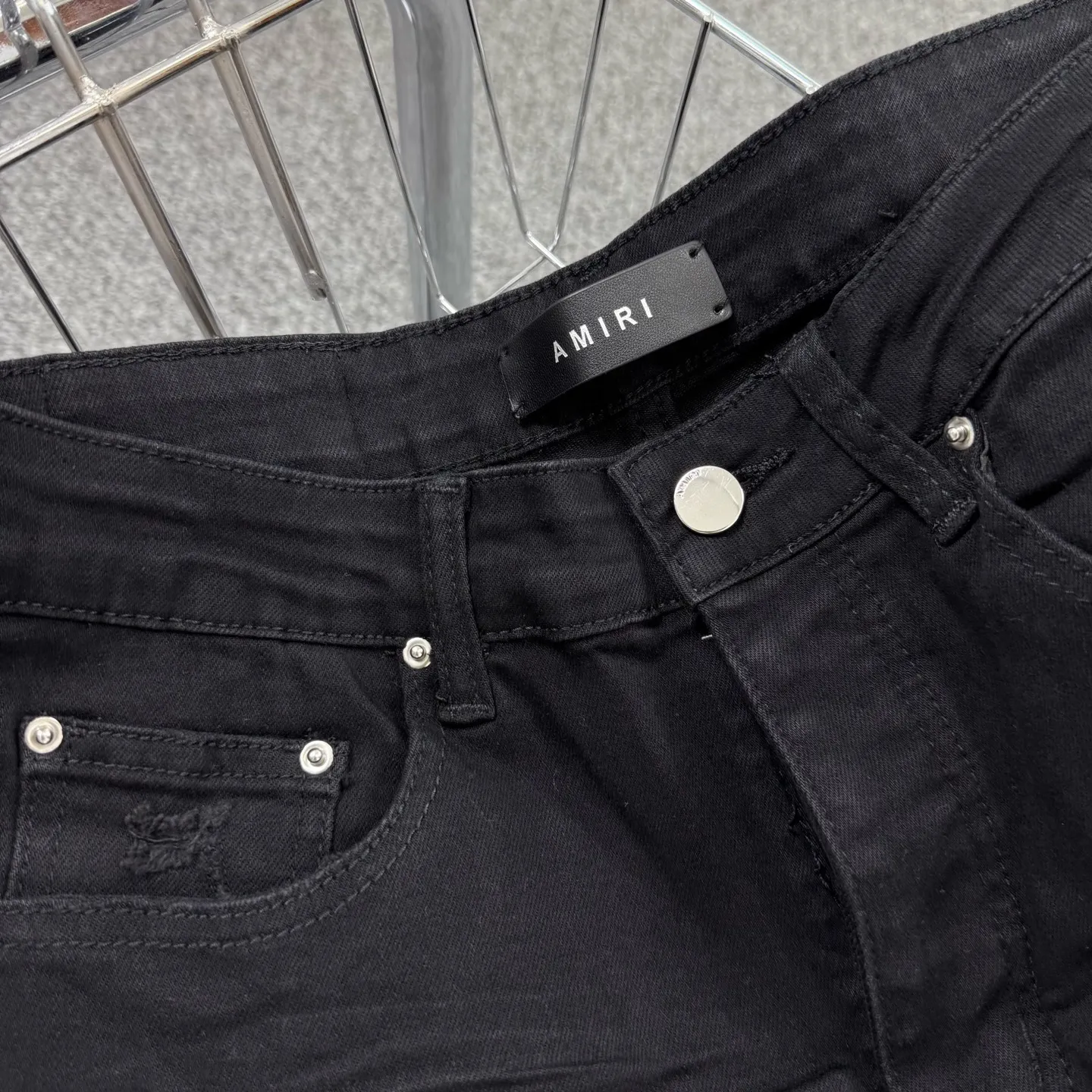 P260 Style number: H60 AMIRI & AMIRI new jeans linhchuan leather logo washed holes pattern denim shorts leg elastic denim trousers same style for men and women Accessories: complete accessories, all in original packaging, two hang tags to distinguish the low-end version outside, the hardware is standard to the authentic original version with logo aluminum alloy buckle, every detail is superior to any version on the market Fabric: Genuine pattern-making and standard genuine custom-made imported fabrics using unique washing and dyeing methods, and individually hand-painted - hand-painted ripped micro-elastic jeans Color: black black leather Size: 30 32 34 36