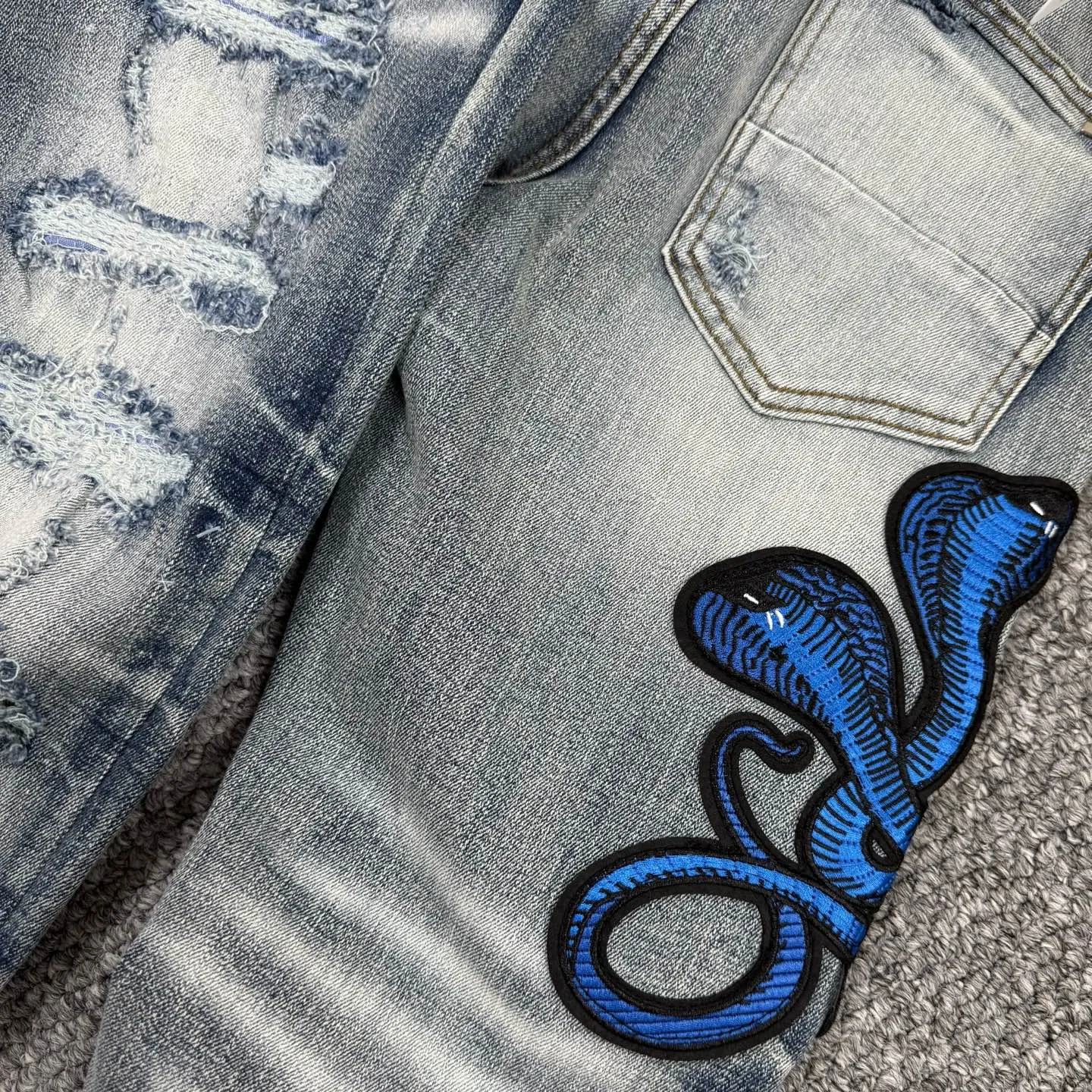 P240 Style number: H872 AMIRI & AMIRI new jeans with linhchuan embroidered logo, washed holes pattern, denim shorts, stretch denim trousers, same style for men and women. Accessories: Complete accessories, all in original packaging, two hang tags to distinguish the low-end version. The hardware is standard to the original original aluminum alloy buckle with logo, and every detail is superior to any version on the market. Fabric: Genuine pattern-making and standard genuine custom-made imported fabrics adopt unique washing and dyeing methods, and are individually hand-painted - hand-painted to make ripped micro-elastic jeans Color: blue Size: 28 30 32 34 36