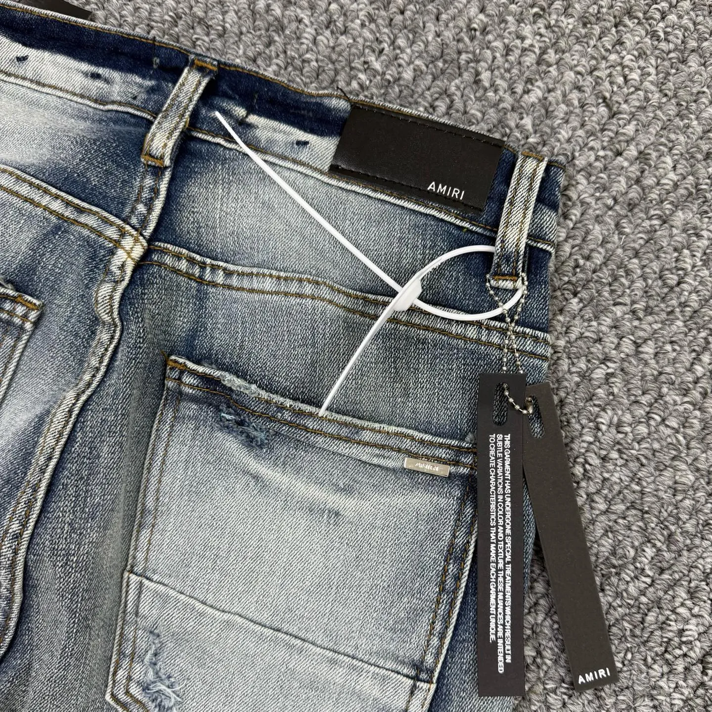 P240 Style number: H872 AMIRI & AMIRI new jeans with linhchuan embroidered logo, washed holes pattern, denim shorts, stretch denim trousers, same style for men and women. Accessories: Complete accessories, all in original packaging, two hang tags to distinguish the low-end version. The hardware is standard to the original original aluminum alloy buckle with logo, and every detail is superior to any version on the market. Fabric: Genuine pattern-making and standard genuine custom-made imported fabrics adopt unique washing and dyeing methods, and are individually hand-painted - hand-painted to make ripped micro-elastic jeans Color: blue Size: 28 30 32 34 36