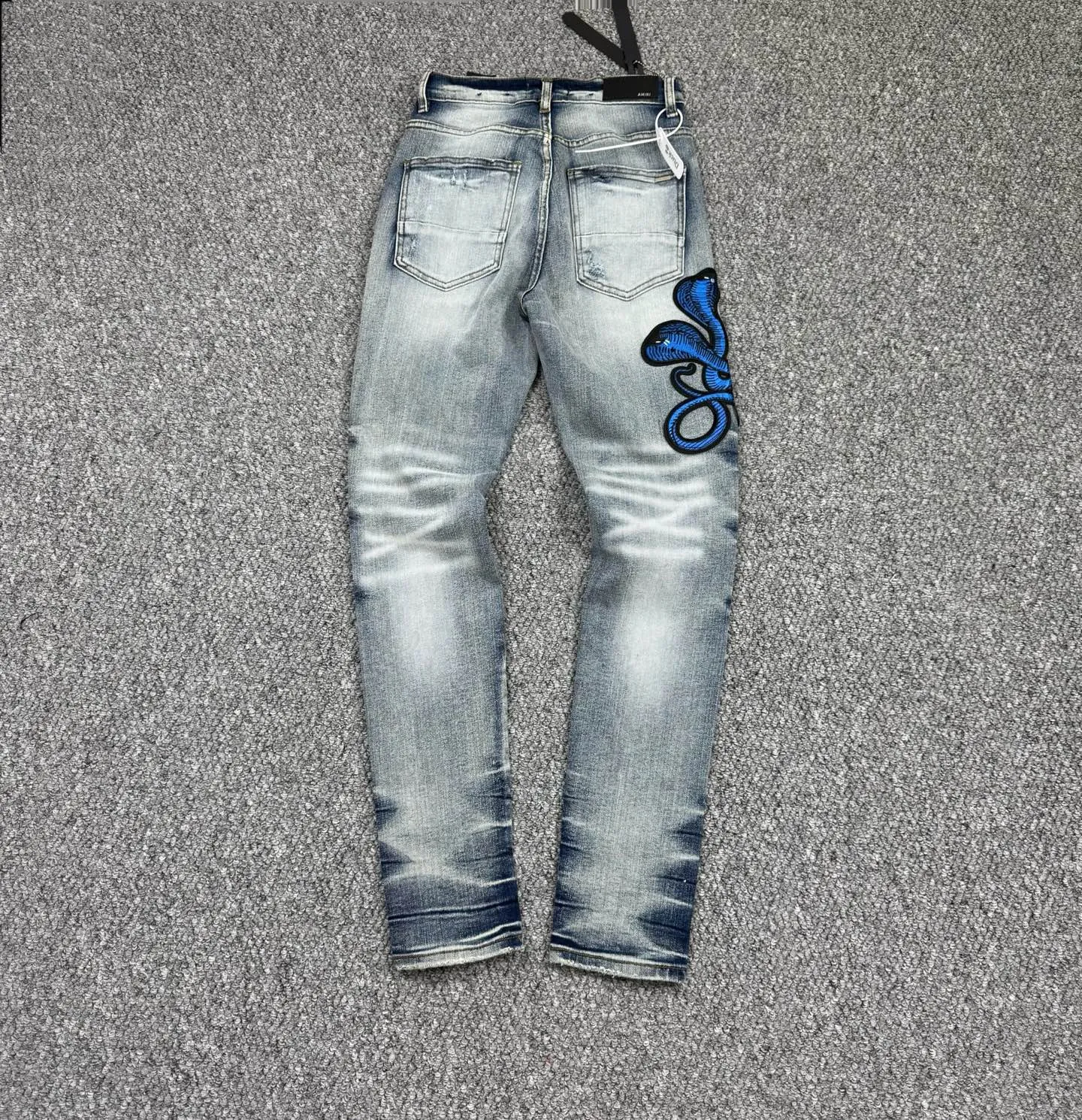 P240 Style number: H872 AMIRI & AMIRI new jeans with linhchuan embroidered logo, washed holes pattern, denim shorts, stretch denim trousers, same style for men and women. Accessories: Complete accessories, all in original packaging, two hang tags to distinguish the low-end version. The hardware is standard to the original original aluminum alloy buckle with logo, and every detail is superior to any version on the market. Fabric: Genuine pattern-making and standard genuine custom-made imported fabrics adopt unique washing and dyeing methods, and are individually hand-painted - hand-painted to make ripped micro-elastic jeans Color: blue Size: 28 30 32 34 36
