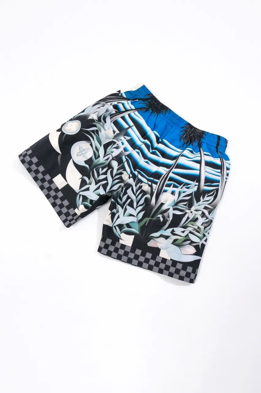 LV 24ss new spring and summer beach shorts feature eye-catching Damier Pacific prints, with Monogram flowers and elegant Damier trims to set off the tropical beach under the bright moonlight. Complete your summer vacation look with the same style. High version code number: S.M.L.XL