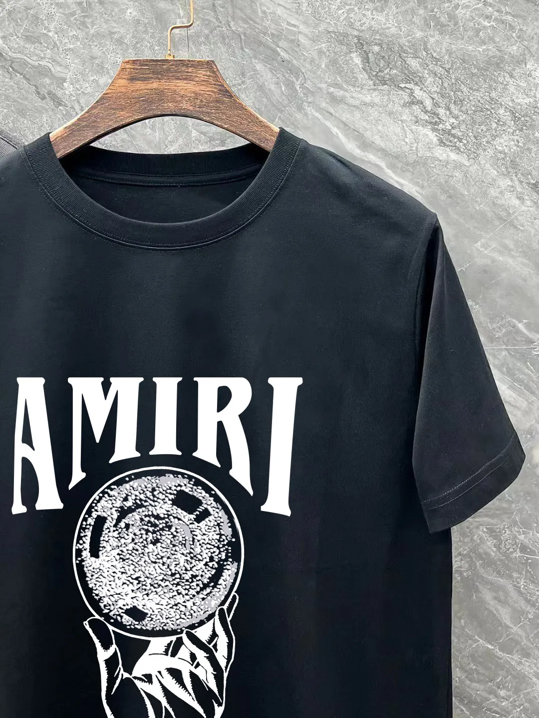 P140 AMIRI# 2025 spring and summer new style debut counter, the latest short-sleeved round neck T-shirt, high-end custom design, avant-garde and fashionable! The brand logo is designed with heavy craftsmanship. High-end customized 260g fabric. Soft to the touch. Comfortable to wear. Exquisite stitching at the counter level. Fine workmanship. The upper body effect is incomparably handsome! A must-have item for a stylish man! Color: black. White! Size: S-2XL
