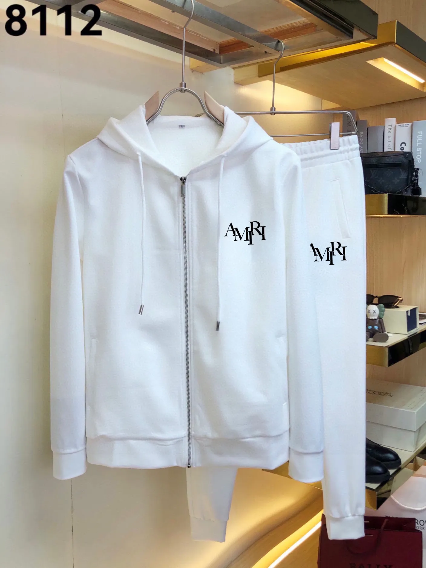 P400 [AMIRI] (Gospel for Fatty) hot-selling suit is coming. Focus on the original version of the official website. 2025 new hot-selling cardigan and sweatshirt suit. The original order is the best product🇭🇰. It is the meticulous work of top designers. It has a fitting and perfect upper body effect. All-natural high-quality Roman cotton 100%, close-fitting comfort, noble and elegant! Original hardware embodies elegance and nobility! Counter size: M-5XL (maximum wear up to 220 pounds)