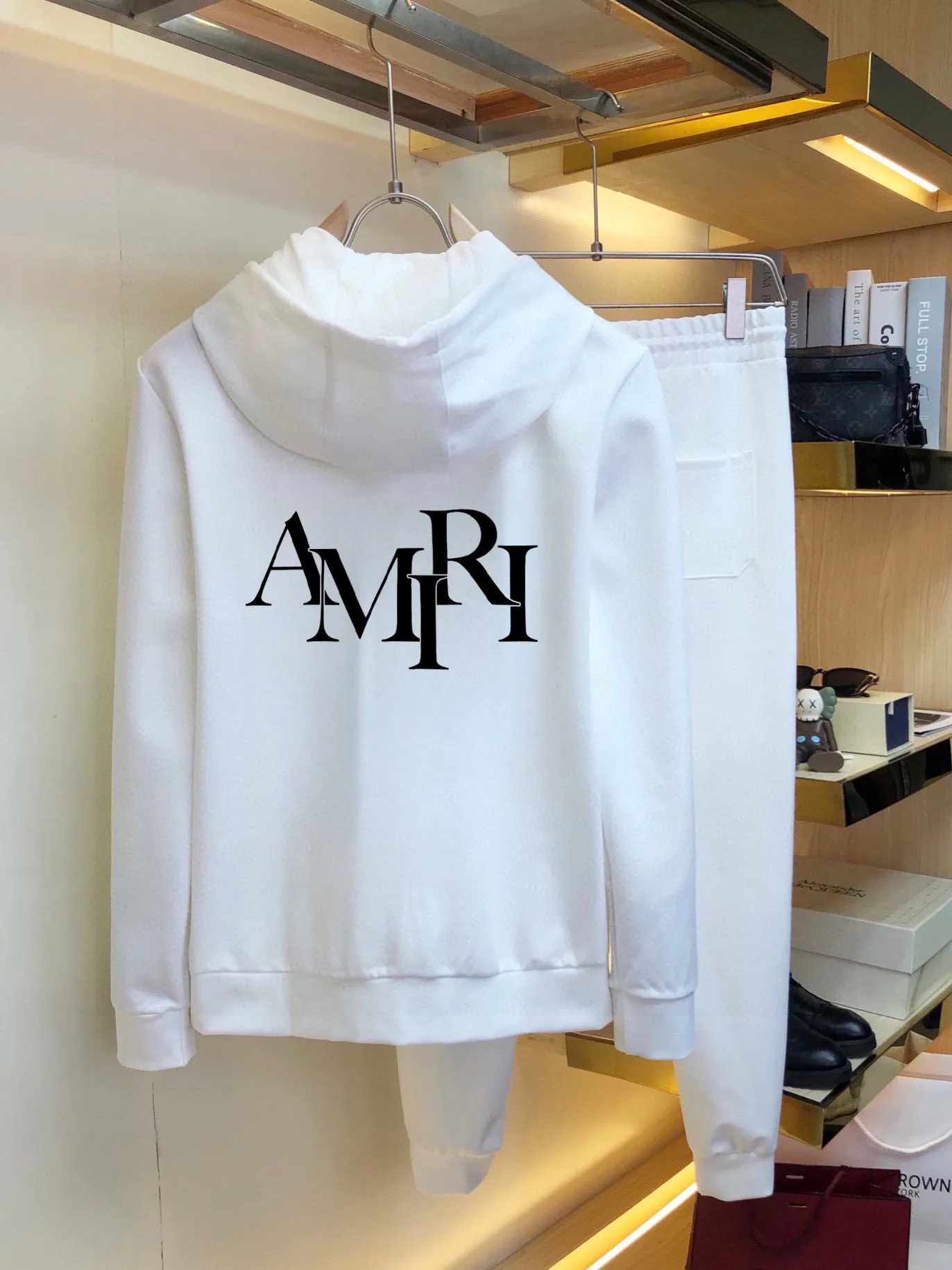 P400 [AMIRI] (Gospel for Fatty) hot-selling suit is coming. Focus on the original version of the official website. 2025 new hot-selling cardigan and sweatshirt suit. The original order is the best product🇭🇰. It is the meticulous work of top designers. It has a fitting and perfect upper body effect. All-natural high-quality Roman cotton 100%, close-fitting comfort, noble and elegant! Original hardware embodies elegance and nobility! Counter size: M-5XL (maximum wear up to 220 pounds)