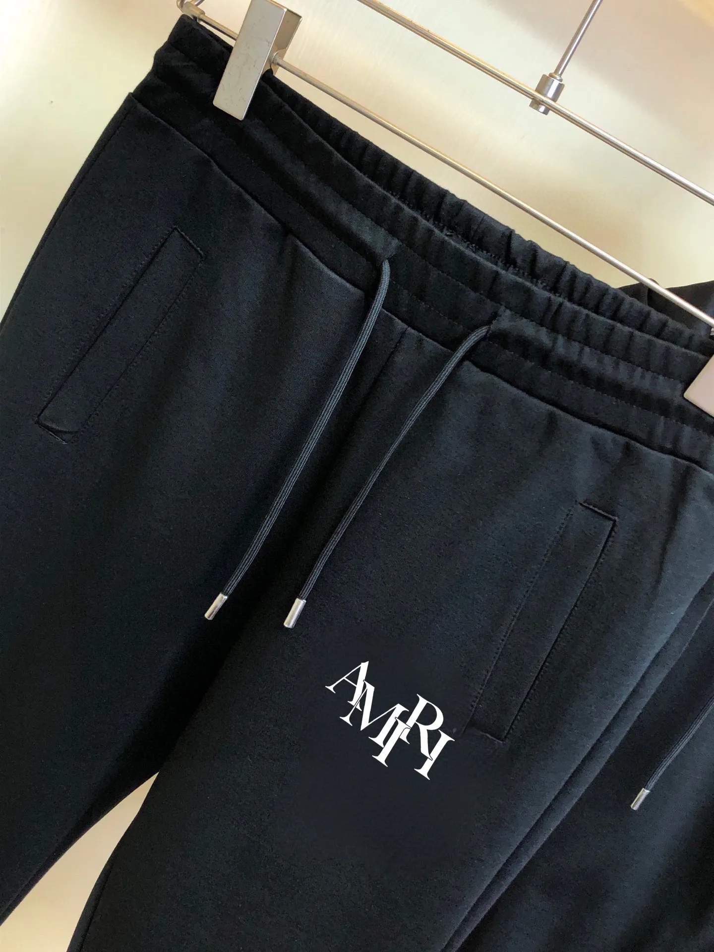P400 [AMIRI] (Gospel for Fatty) hot-selling suit is coming. Focus on the original version of the official website. 2025 new hot-selling cardigan and sweatshirt suit. The original order is the best product🇭🇰. It is the meticulous work of top designers. It has a fitting and perfect upper body effect. All-natural high-quality Roman cotton 100%, close-fitting comfort, noble and elegant! Original hardware embodies elegance and nobility! Counter size: M-5XL (maximum wear up to 220 pounds)