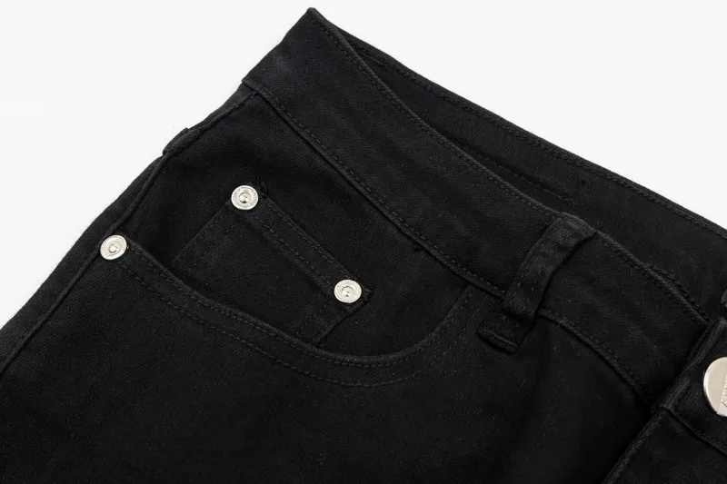 P240 Style No.: [B867] Heavy-duty AMIRI MX1 zippered high street jeans, slim fit, stretchy washed knife-cut trousers, FOG high street men's trendy AMIRI black patchwork jeans Color: black Size: 28-30-32-34-36 (s-xxl) amiri is transliterated as Emil, which is the name of the founder. Mike Amiri, the founder of amiri, grew up in Los Angeles, USA, and was influenced by local street culture and Punk Rock since he was a child. Due to his influence, he founded the amiri brand named after himself. A variety of trendy clothing meets the needs of different fashion players. Amiri clothing has novel and unique styles and is a well-known street brand in the United States. The styles and styles of many clothes are loved by many street photographers. The various clothing styles meet the dressing needs of different people, show their unique temperament, and show the trend of dressing. amiri's jeans are relatively famous. Not only do they have many styles, but the quality of the jeans is also very good. Many celebrities have also worn amiri brand jeans.  The jeans of the amiri brand break through the production process and cutting of the original jeans. The fabrics are relatively soft and comfortable, and are not as hard as some jeans, which can irritate the skin and cause the skin to bleed when worn. Los Angeles trendy brand Amiri's jeans are made with great detail from tailoring to texture, adding wrinkles, bullet holes, damage and other details to add to the trendiness of the jeans. You can choose the style that suits you according to your own needs. Only when you wear a suitable style can you have a certain sense of fashion.  In recent years, high street has become a word that appears more and more frequently in men's clothing, and high street style has become an important direction for everyone's matching. High street-related items basically cannot avoid oversize or drop-shoulder tops, and the lower body is matched with trackpants or tight-fitting saboteurs. Among them, in my opinion, the most representative one may be saboteur. What I bring to you today is the MX1 zipper worn by many Internet celebrities in Xiaohongshu. It is operated by Ningbo washing factory. Front and back. The trouser legs have a beautiful fading color. Full of high-end feel. Knee part damage design with leather patchwork design. Already used as facade design. Leather waist nameplate. Customized crotch placket hardware. Engraving molding. The focus of this style is not on washing, but on the shape and version of the damage. The secret lies in the craftsmanship of the master. Later, the cost of fraying, horse cutting, knife cutting, etc. These hand-made products are far beyond comparison with assembly line products.