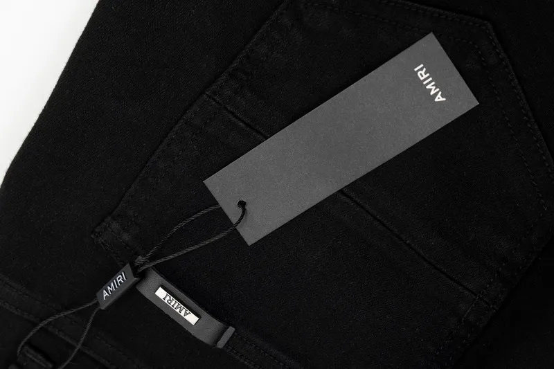 P240 Style No.: [B867] Heavy-duty AMIRI MX1 zippered high street jeans, slim fit, stretchy washed knife-cut trousers, FOG high street men's trendy AMIRI black patchwork jeans Color: black Size: 28-30-32-34-36 (s-xxl) amiri is transliterated as Emil, which is the name of the founder. Mike Amiri, the founder of amiri, grew up in Los Angeles, USA, and was influenced by local street culture and Punk Rock since he was a child. Due to his influence, he founded the amiri brand named after himself. A variety of trendy clothing meets the needs of different fashion players. Amiri clothing has novel and unique styles and is a well-known street brand in the United States. The styles and styles of many clothes are loved by many street photographers. The various clothing styles meet the dressing needs of different people, show their unique temperament, and show the trend of dressing. amiri's jeans are relatively famous. Not only do they have many styles, but the quality of the jeans is also very good. Many celebrities have also worn amiri brand jeans.  The jeans of the amiri brand break through the production process and cutting of the original jeans. The fabrics are relatively soft and comfortable, and are not as hard as some jeans, which can irritate the skin and cause the skin to bleed when worn. Los Angeles trendy brand Amiri's jeans are made with great detail from tailoring to texture, adding wrinkles, bullet holes, damage and other details to add to the trendiness of the jeans. You can choose the style that suits you according to your own needs. Only when you wear a suitable style can you have a certain sense of fashion.  In recent years, high street has become a word that appears more and more frequently in men's clothing, and high street style has become an important direction for everyone's matching. High street-related items basically cannot avoid oversize or drop-shoulder tops, and the lower body is matched with trackpants or tight-fitting saboteurs. Among them, in my opinion, the most representative one may be saboteur. What I bring to you today is the MX1 zipper worn by many Internet celebrities in Xiaohongshu. It is operated by Ningbo washing factory. Front and back. The trouser legs have a beautiful fading color. Full of high-end feel. Knee part damage design with leather patchwork design. Already used as facade design. Leather waist nameplate. Customized crotch placket hardware. Engraving molding. The focus of this style is not on washing, but on the shape and version of the damage. The secret lies in the craftsmanship of the master. Later, the cost of fraying, horse cutting, knife cutting, etc. These hand-made products are far beyond comparison with assembly line products.