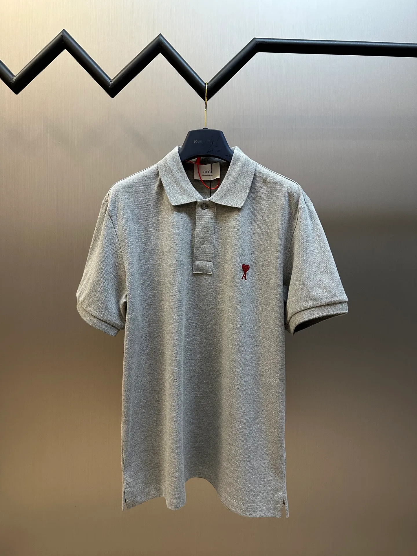 🅿️310 Ami Paris Love Embroidered Polo Shirt is made of custom-made Dreamweaver honeycomb cotton. A bright red love heart appears on the chest like a work of art. It complements the AMI embroidery on the back and adds brand recognition.  Adopt imported machine embroidery technology, use advanced computer control system and precision mechanical components to realize Ami love embroidery work size: s m l xl