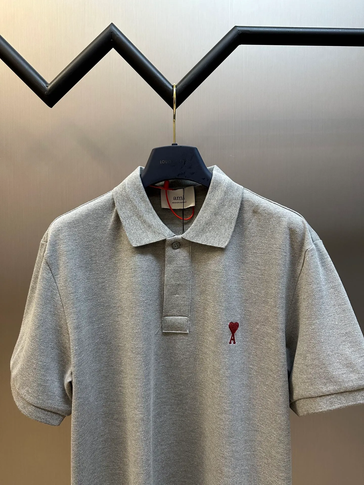 🅿️310 Ami Paris Love Embroidered Polo Shirt is made of custom-made Dreamweaver honeycomb cotton. A bright red love heart appears on the chest like a work of art. It complements the AMI embroidery on the back and adds brand recognition.  Adopt imported machine embroidery technology, use advanced computer control system and precision mechanical components to realize Ami love embroidery work size: s m l xl