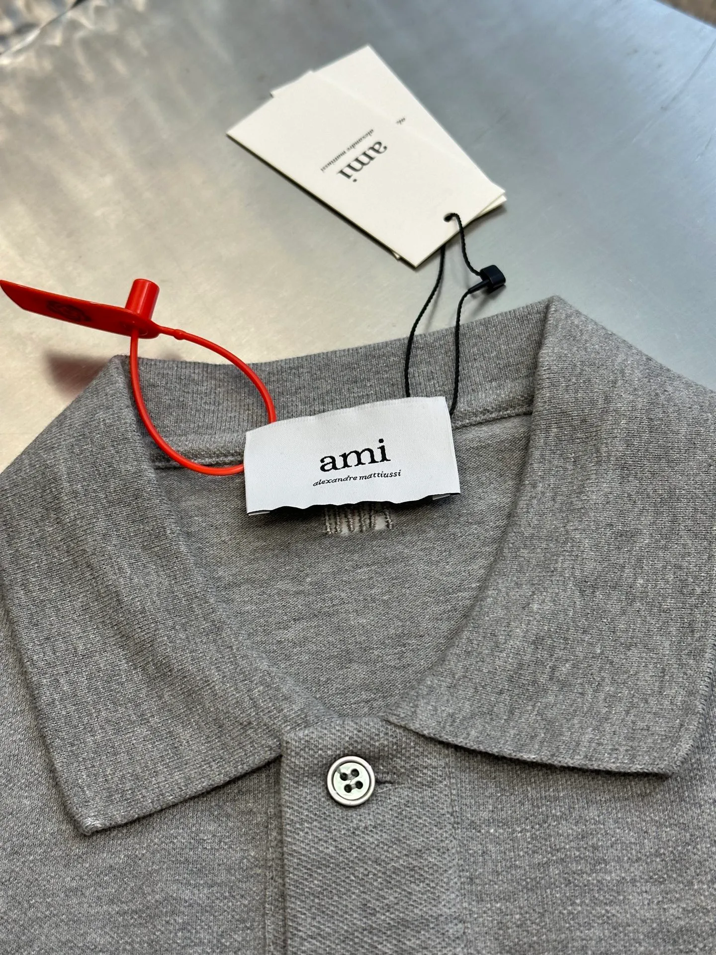 🅿️310 Ami Paris Love Embroidered Polo Shirt is made of custom-made Dreamweaver honeycomb cotton. A bright red love heart appears on the chest like a work of art. It complements the AMI embroidery on the back and adds brand recognition.  Adopt imported machine embroidery technology, use advanced computer control system and precision mechanical components to realize Ami love embroidery work size: s m l xl