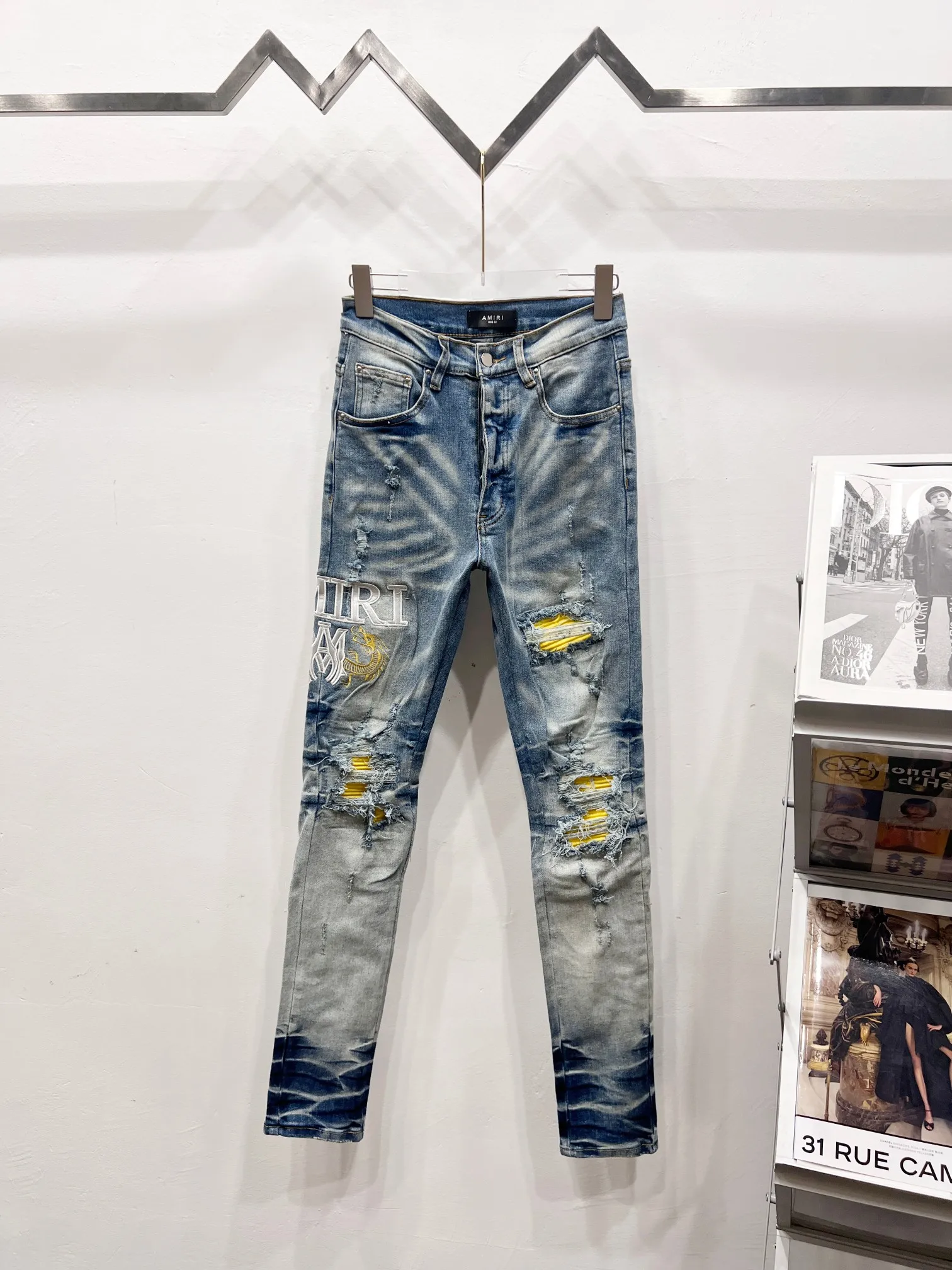 P250 Style number: (c073) AMIRI & AMIRI 2025 new heavy-duty embroidered letter yellow patch couple's washed stretch jeans. Top ceiling quality. Styles with different washed textures, very friendly to people with thin legs and thick legs. The straight slim fit is very flattering to the leg shape. The moderate length that never goes out of style, easy and casual to match. The basic styling of various styles, a must-have in the wardrobe! The fabric is stiff but also makes the upper body soft without losing texture. The washing process is even more perfect. It is a must-have item for everyone! ! ! Washed wheat, hang tag, pants label, three labels complete Color: light blue Size: 28, 30, 32, 34, 36