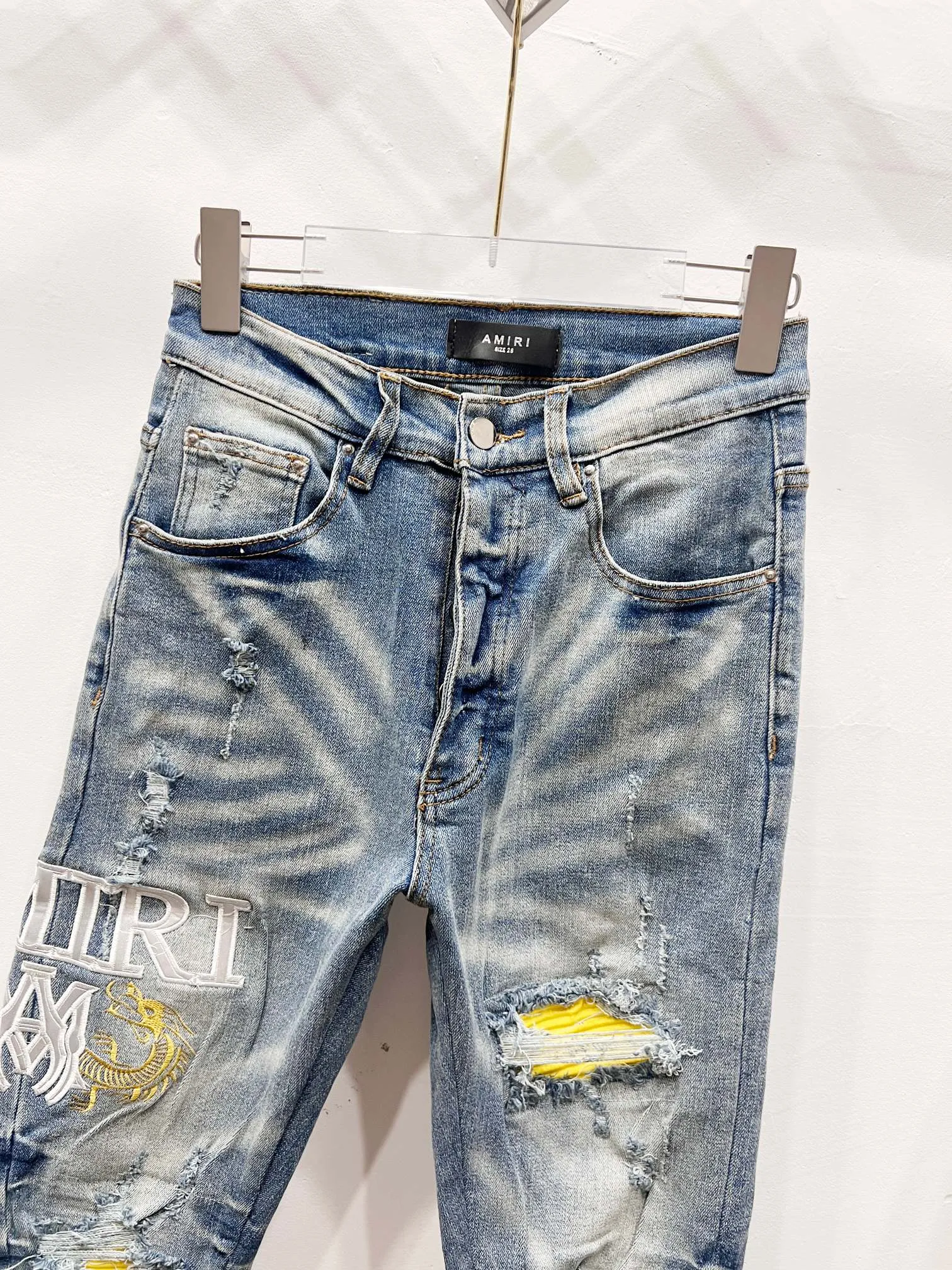 P250 Style number: (c073) AMIRI & AMIRI 2025 new heavy-duty embroidered letter yellow patch couple's washed stretch jeans. Top ceiling quality. Styles with different washed textures, very friendly to people with thin legs and thick legs. The straight slim fit is very flattering to the leg shape. The moderate length that never goes out of style, easy and casual to match. The basic styling of various styles, a must-have in the wardrobe! The fabric is stiff but also makes the upper body soft without losing texture. The washing process is even more perfect. It is a must-have item for everyone! ! ! Washed wheat, hang tag, pants label, three labels complete Color: light blue Size: 28, 30, 32, 34, 36