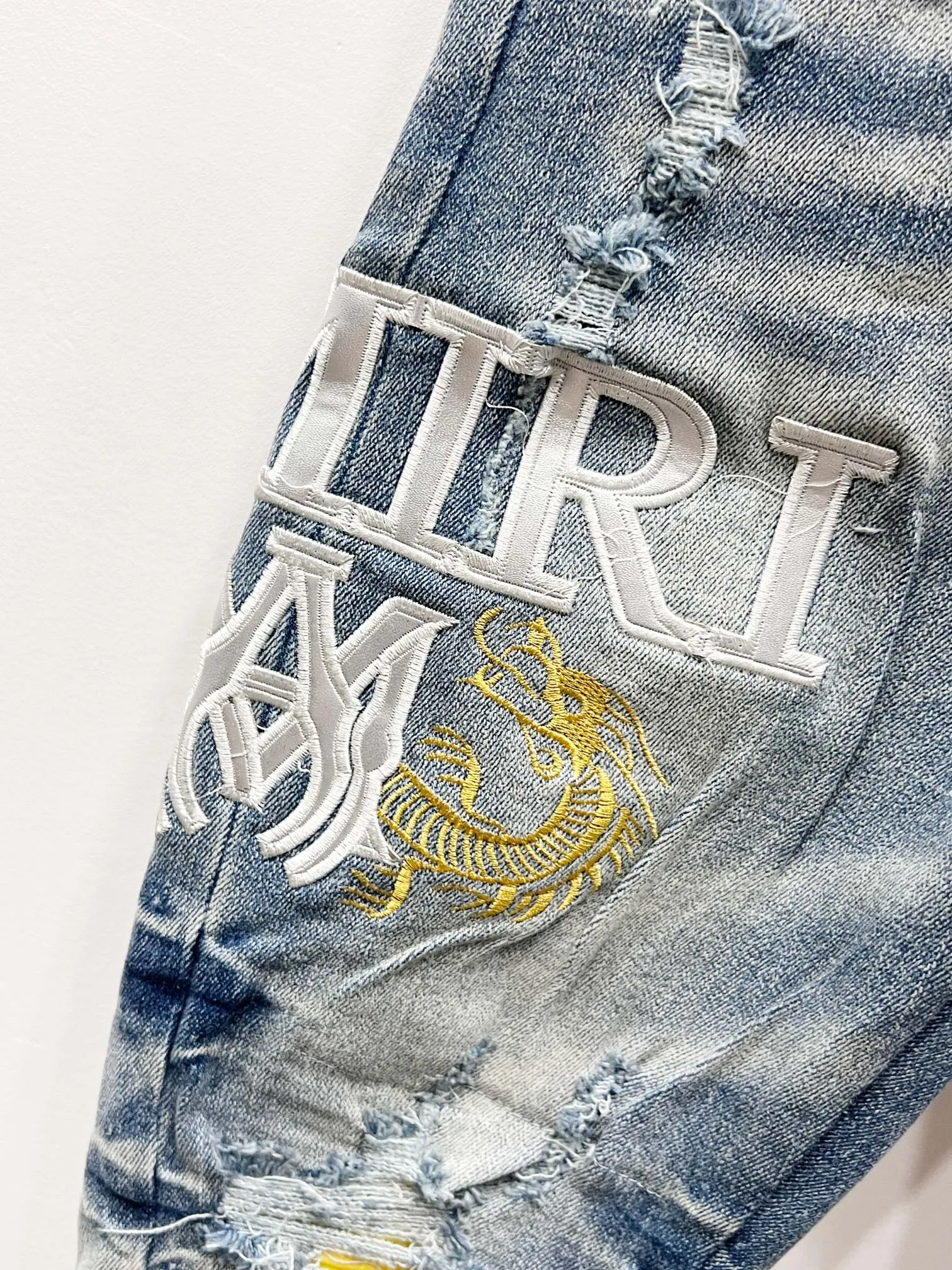 P250 Style number: (c073) AMIRI & AMIRI 2025 new heavy-duty embroidered letter yellow patch couple's washed stretch jeans. Top ceiling quality. Styles with different washed textures, very friendly to people with thin legs and thick legs. The straight slim fit is very flattering to the leg shape. The moderate length that never goes out of style, easy and casual to match. The basic styling of various styles, a must-have in the wardrobe! The fabric is stiff but also makes the upper body soft without losing texture. The washing process is even more perfect. It is a must-have item for everyone! ! ! Washed wheat, hang tag, pants label, three labels complete Color: light blue Size: 28, 30, 32, 34, 36