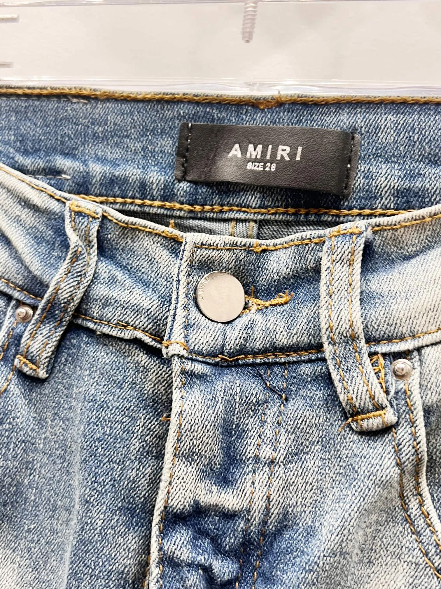 P250 Style number: (c073) AMIRI & AMIRI 2025 new heavy-duty embroidered letter yellow patch couple's washed stretch jeans. Top ceiling quality. Styles with different washed textures, very friendly to people with thin legs and thick legs. The straight slim fit is very flattering to the leg shape. The moderate length that never goes out of style, easy and casual to match. The basic styling of various styles, a must-have in the wardrobe! The fabric is stiff but also makes the upper body soft without losing texture. The washing process is even more perfect. It is a must-have item for everyone! ! ! Washed wheat, hang tag, pants label, three labels complete Color: light blue Size: 28, 30, 32, 34, 36