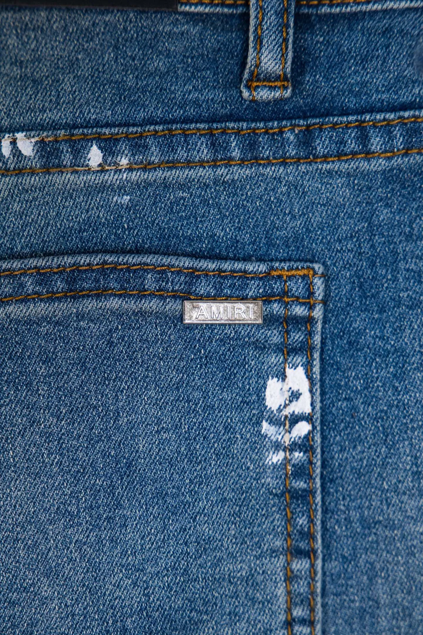 P230 Top Version Heavy Amiri Ripped Ink Patched Jeans High Street Slim Jeans Distressed Ripped High Street Slim Jeans Trousers - Top Quality - Introduction: amiri is transliterated as Emil, which is the name of the founder. Mike Amiri, the founder of amiri, grew up in Los Angeles, USA. He was influenced by local street culture and Punk Rock since childhood, so he founded the amiri brand named after himself. A variety of trendy clothing meets the needs of different trendy players. Amiri clothing has novel and unique styles and is a well-known street brand in the United States. The styles and styles of many clothes are loved by many street photographers. The various clothing styles meet the dressing needs of different people, show their unique temperament, and show the trend of dressing. amiri's jeans are relatively famous. Not only do they have many styles, but the quality of the jeans is also very good. Many celebrities have also worn amiri brand jeans.  The jeans of the amiri brand break through the production process and cutting of the original jeans. The fabrics are relatively soft and comfortable, and are not as hard as some jeans, which can irritate the skin and cause the skin to bleed when worn. Los Angeles trendy brand Amiri's jeans are made with great detail from tailoring to texture, adding wrinkles, bullet holes, damage and other details to add to the trendiness of the jeans. You can choose the style that suits you according to your own needs. Only when you wear a suitable style can you have a certain sense of fashion.  In recent years, high street has become a word that appears more and more frequently in men's clothing. High street style has also become an important direction for everyone's matching. High street-related items basically cannot avoid oversize or drop-shoulder tops. The lower body is matched with trackpants or tight-fitting denim. Among them, in my opinion, the most representative one is perhaps annihilation. What I bring to you today is the MX1 patchwork denim worn by many Internet celebrities in Xiaohongshu. It is operated by a Ningbo washing factory. Front and back. The trousers have a beautiful fading color with cat whiskers. Full of high-end sense. Knee part damage design with leather patchwork design. Already used as facade design. Leather waist nameplate. Customized crotch placket hardware. Engraving mold opening. The focus of this style is not on washing, but on the shape and version of the damage. The secret lies in the craftsmanship of the master. Later, the cost of fraying, horse cutting, knife cutting, etc. These hand-made products are far beyond comparison with assembly line products. Sizes 28-34, corresponding to S-XL